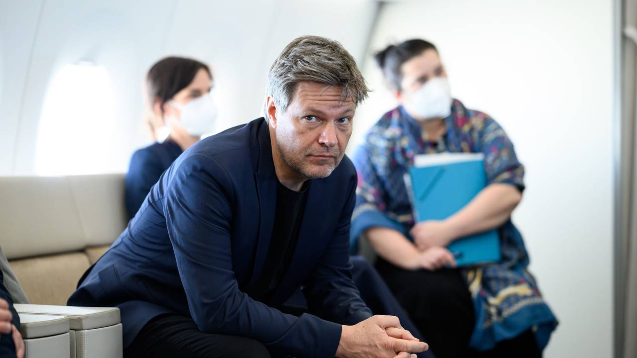 Robert Habeck (Bündnis 90/Die Grünen) unterhält sich am 19. März 2022 auf dem Flug von Berlin nach Doha im Airbus A350 der Flugbereitschaft der Bundeswehr bei einem Hintergrundgespräch mit mitreisenden Journalistinnen und Journalisten.