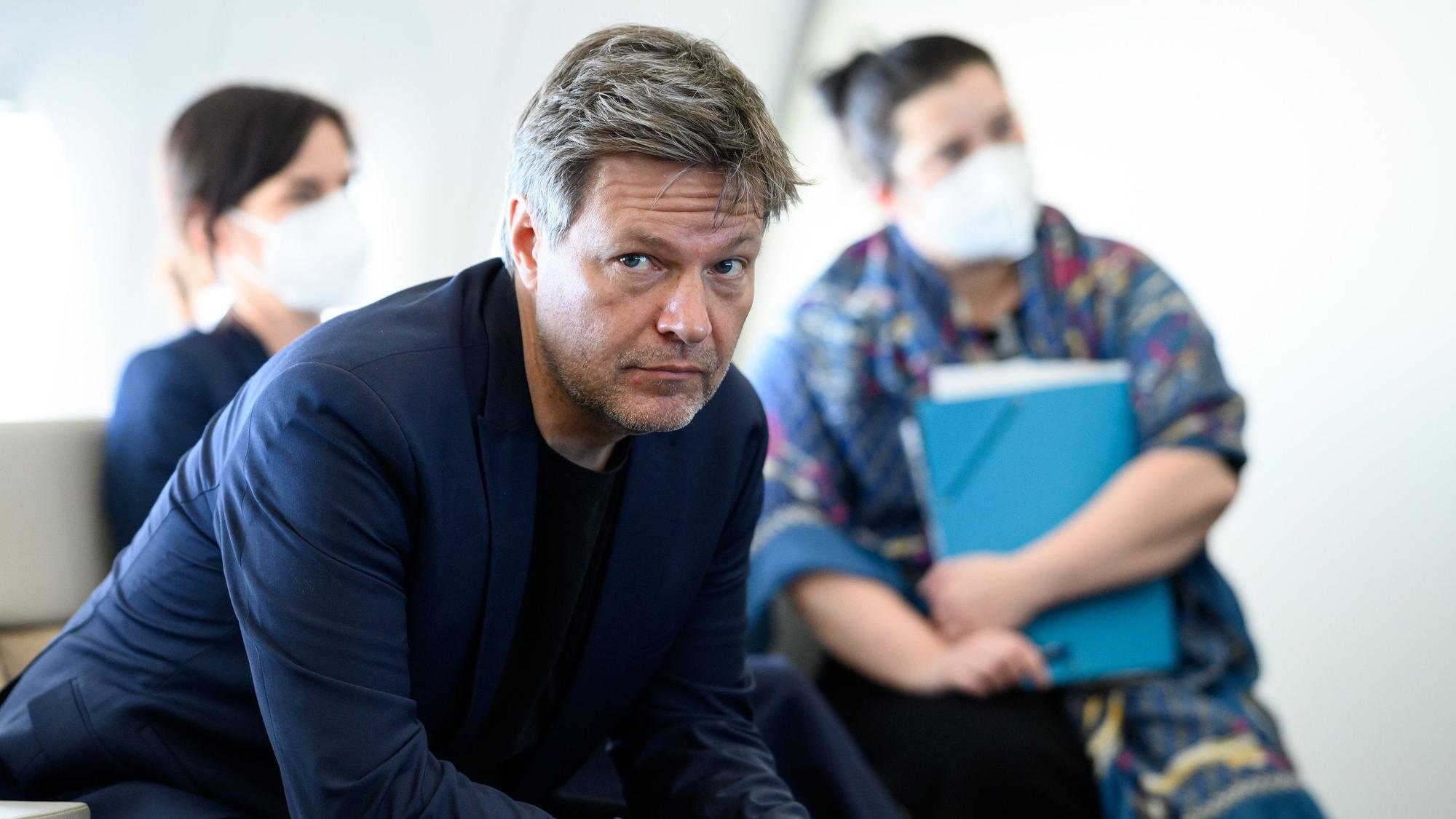 Robert Habeck (Bündnis 90/Die Grünen) unterhält sich am 19. März 2022 auf dem Flug von Berlin nach Doha im Airbus A350 der Flugbereitschaft der Bundeswehr bei einem Hintergrundgespräch mit mitreisenden Journalistinnen und Journalisten.