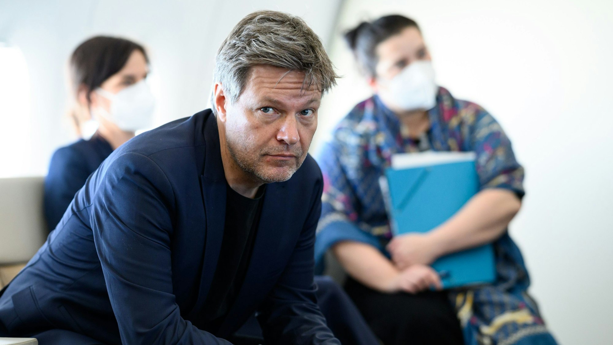 Robert Habeck (Bündnis 90/Die Grünen) unterhält sich am 19. März 2022 auf dem Flug von Berlin nach Doha im Airbus A350 der Flugbereitschaft der Bundeswehr bei einem Hintergrundgespräch mit mitreisenden Journalistinnen und Journalisten.