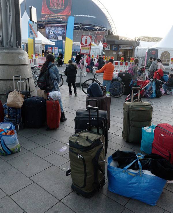 Geflüchtete aus der Ukraine stehen vor der Anlaufstelle für Geflüchtete der Stadt Köln am Hauptbahnhof.
