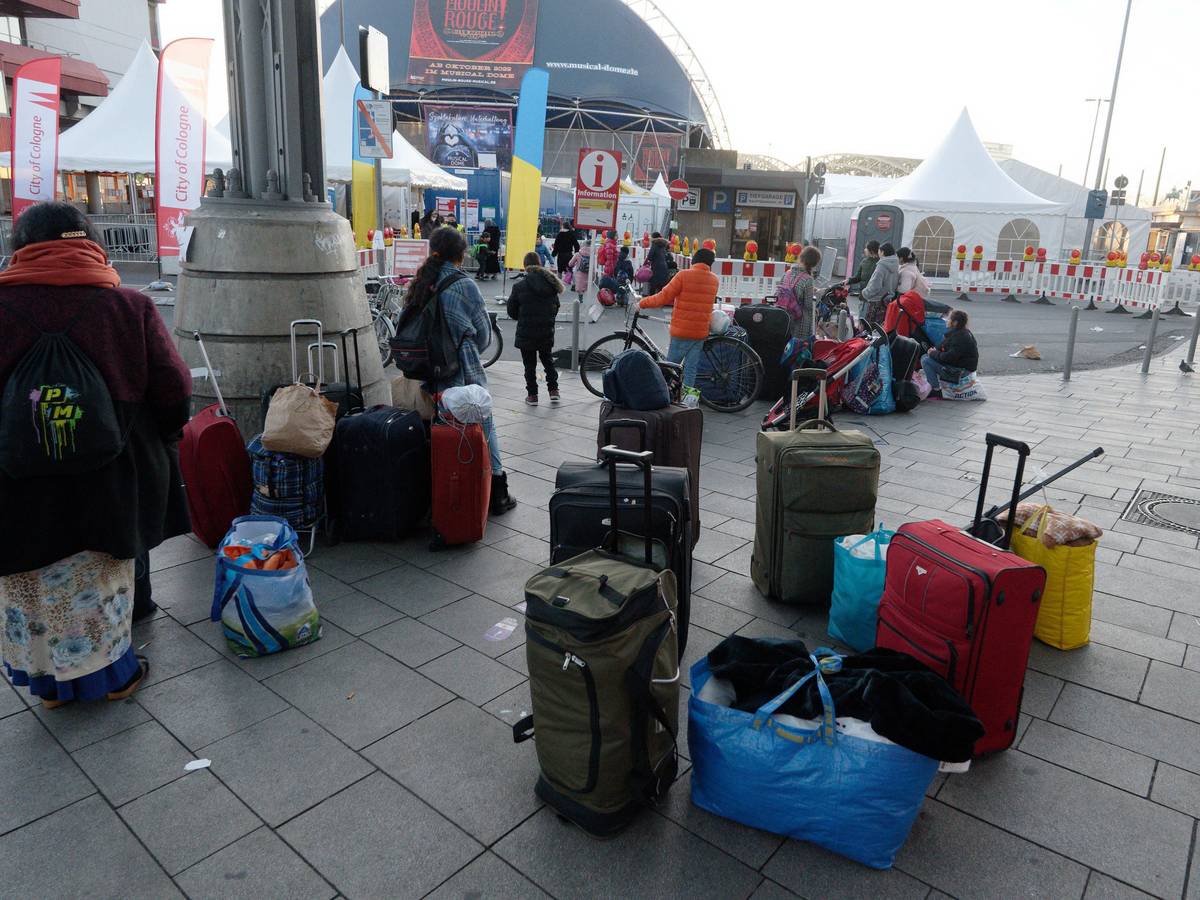 Geflüchtete aus der Ukraine stehen vor der Anlaufstelle für Geflüchtete der Stadt Köln am Hauptbahnhof.