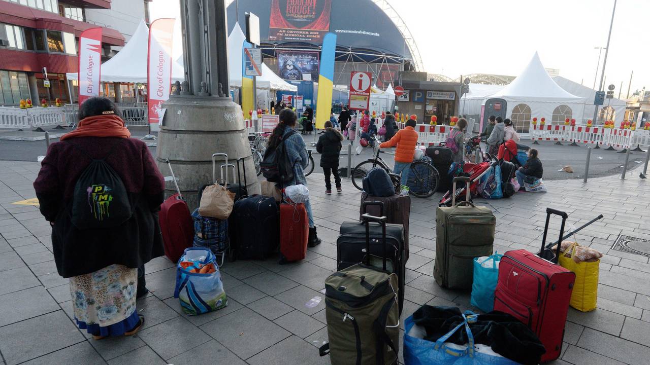 Geflüchtete aus der Ukraine stehen vor der Anlaufstelle für Geflüchtete der Stadt Köln am Hauptbahnhof.