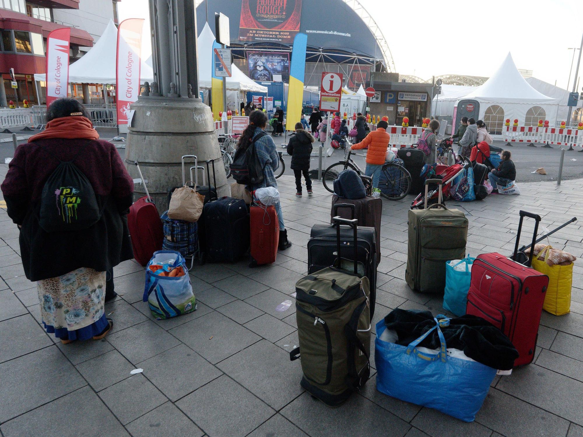 Geflüchtete aus der Ukraine stehen vor der Anlaufstelle für Geflüchtete der Stadt Köln am Hauptbahnhof.