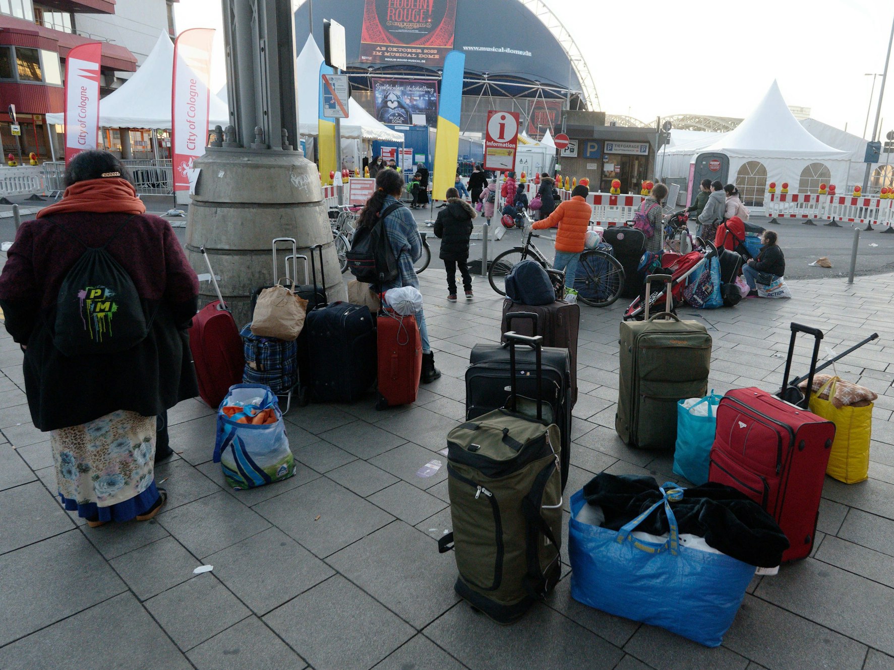 Geflüchtete aus der Ukraine stehen vor der Anlaufstelle für Geflüchtete der Stadt Köln am Hauptbahnhof.