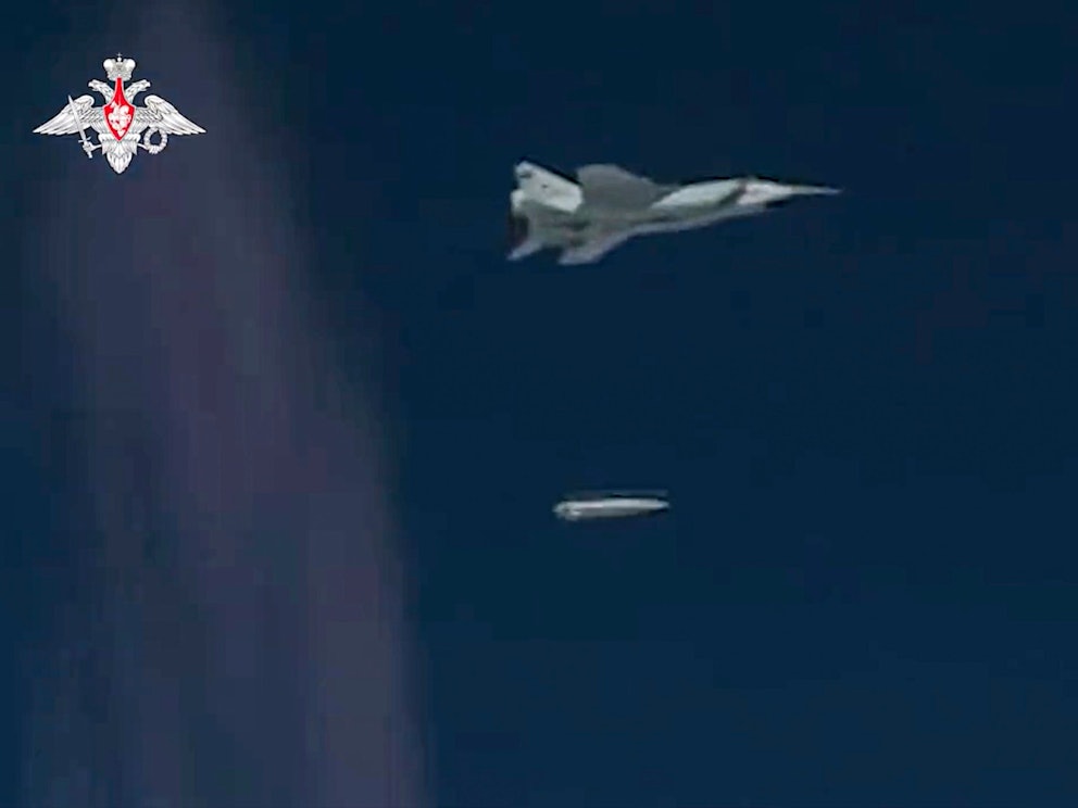 Dieses Foto stammt aus einem Video, das vom russischen Verteidigungsministerium am 2. Februar veröffentlicht wurde. Es zeigt einen MiG-31K-Jäger der russischen Luftwaffe, der während einer Militärübung eine Kinschal-Hyperschall-Rakete abwirft. Moskau erklärt, erstmalig in der Ukraine eine solche Rakete eingesetzt zu haben.