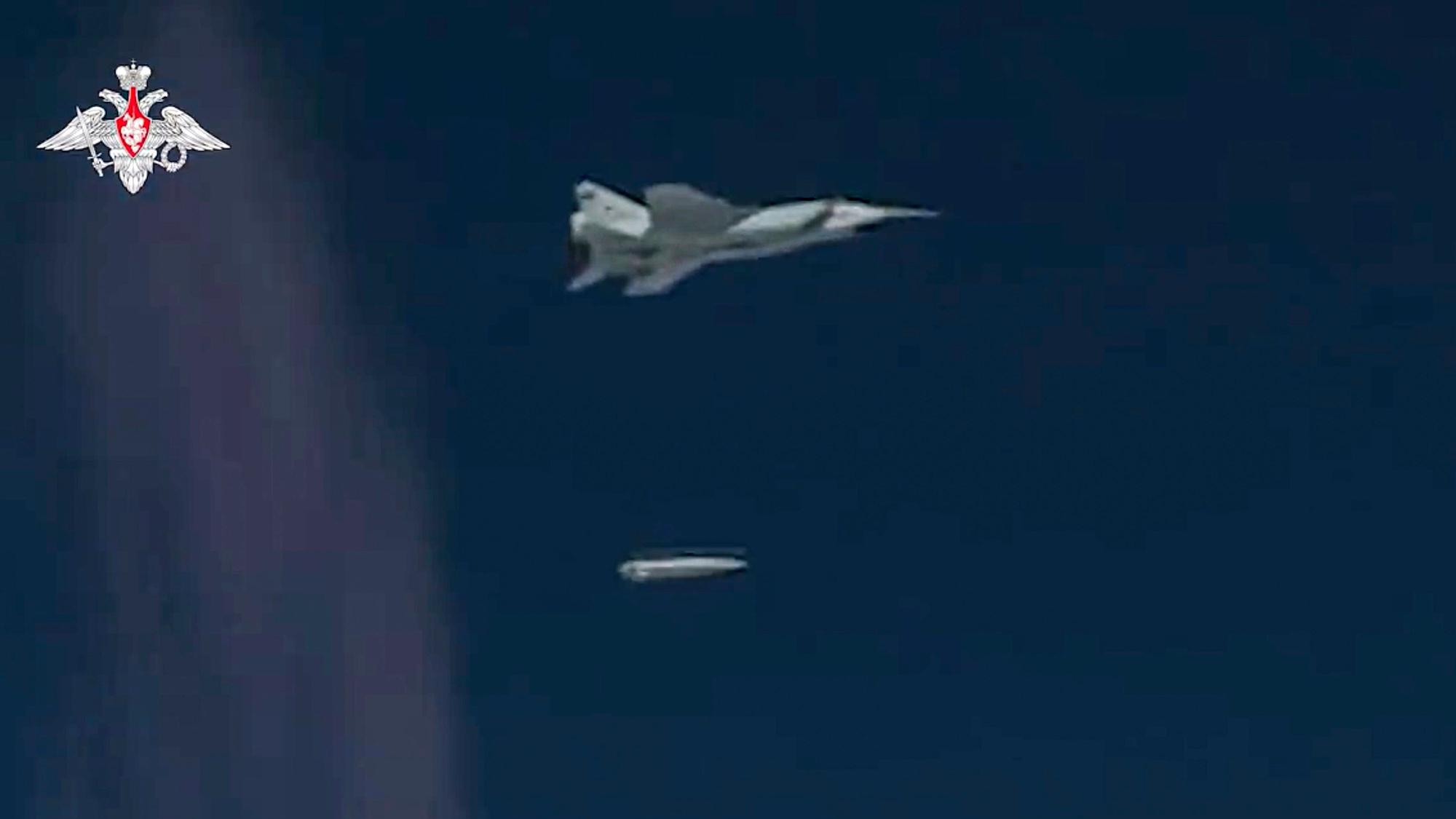 Dieses Foto stammt aus einem Video, das vom russischen Verteidigungsministerium am 2. Februar veröffentlicht wurde. Es zeigt einen MiG-31K-Jäger der russischen Luftwaffe, der während einer Militärübung eine Kinschal-Hyperschall-Rakete abwirft. Moskau erklärt, erstmalig in der Ukraine eine solche Rakete eingesetzt zu haben.