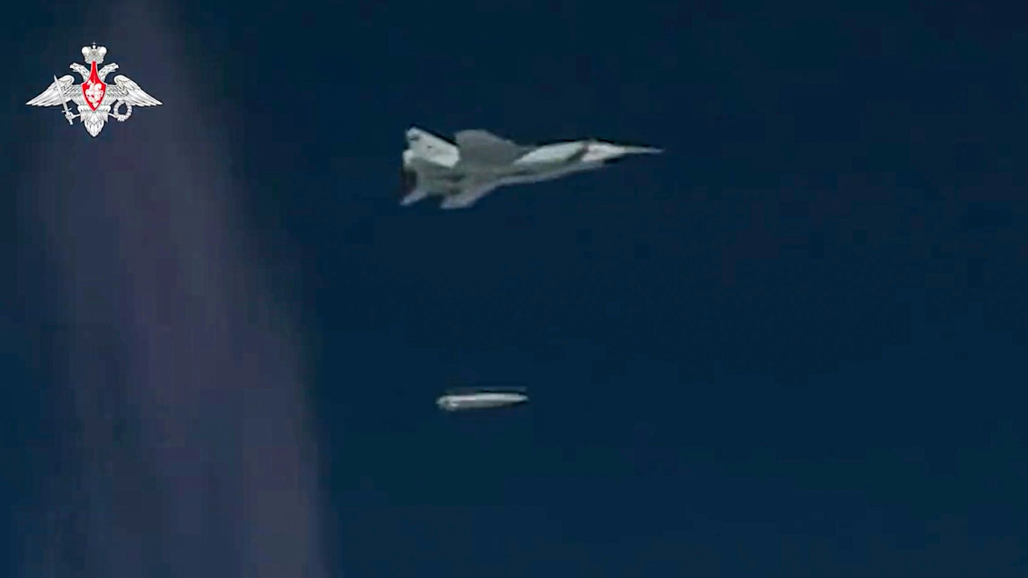 Dieses Foto stammt aus einem Video, das vom russischen Verteidigungsministerium am 2. Februar veröffentlicht wurde. Es zeigt einen MiG-31K-Jäger der russischen Luftwaffe, der während einer Militärübung eine Kinschal-Hyperschall-Rakete abwirft. Moskau erklärt, erstmalig in der Ukraine eine solche Rakete eingesetzt zu haben.