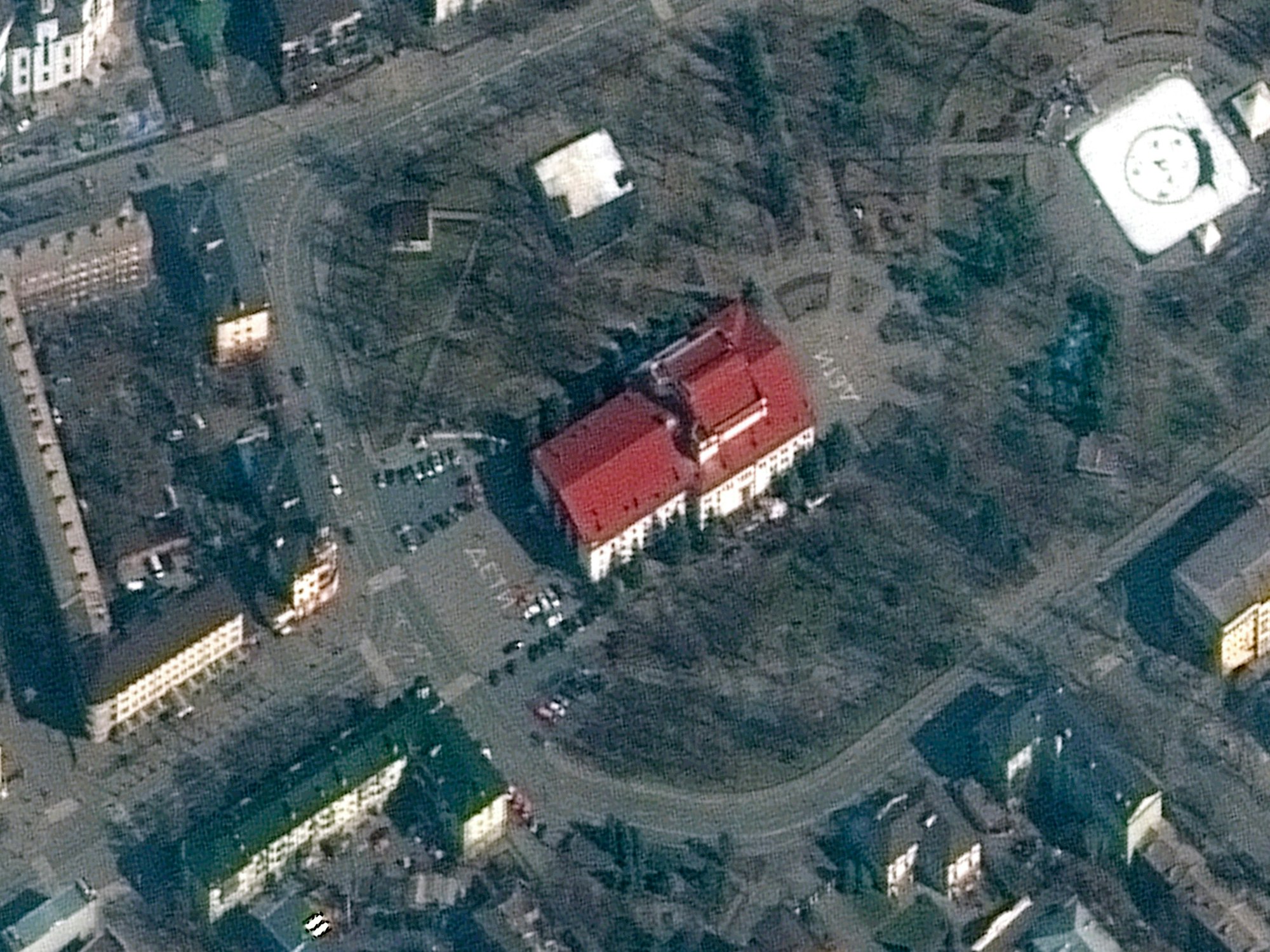 Das Theater in Mariupol, bevor es von russischen Bomben zerstört worden ist: Das Satellitenbild von Maxar, aufgenommen am Montag (14. März), zwei Tage vor dem Angriff, zeigt deutlich den Schriftzug, den die Menschen vor und hinter das Theater geschrieben haben: „Kinder“.