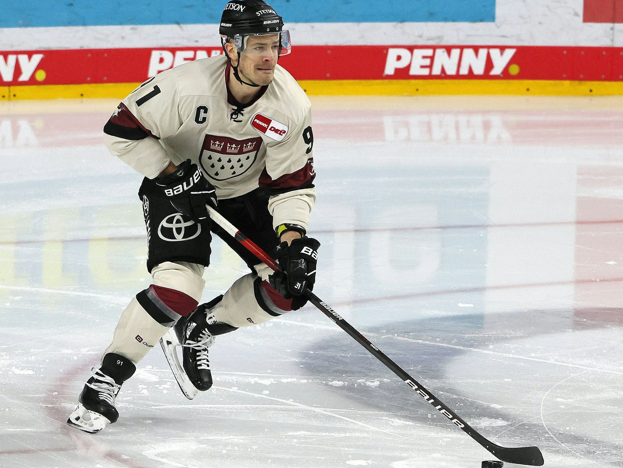 Moritz Müller führt den Puck übers Eis.