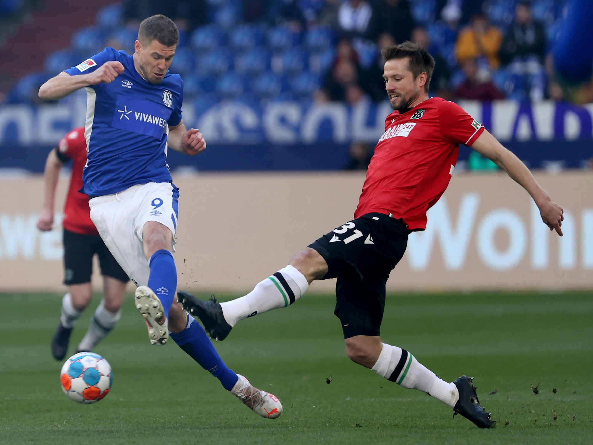 Simon Terodde und Julian Börner m Zweikampf