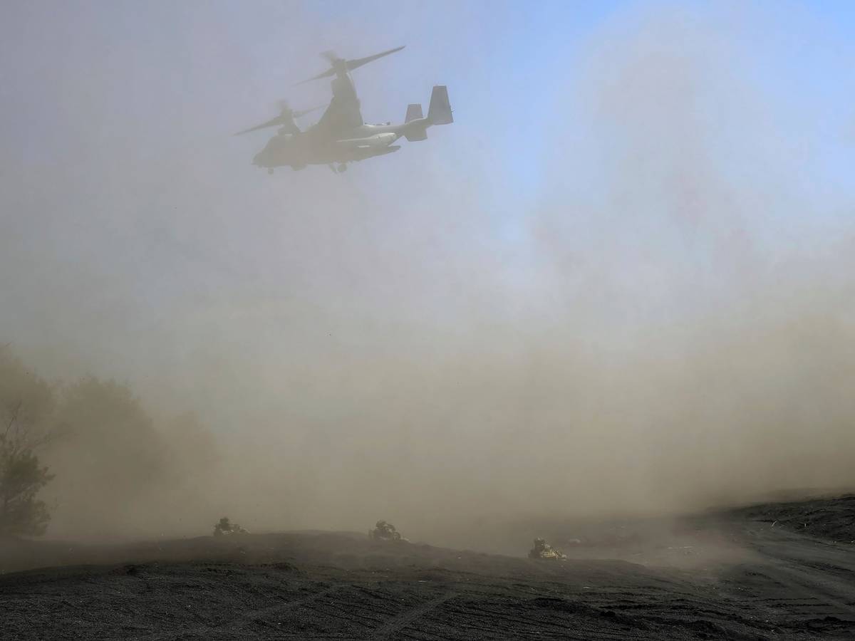 Absturz eines US-Flugzeugs in Norwegen: Ein Kipprotor-Wandelflugzeug des Typs MV-22 Osprey hebt während einer gemeinsamen Militärübung der Japan Ground Self-Defense Force (JGSDF) und der U.S. Marines auf dem Schießplatz Higashi Fuji ab. Unser Bild wurde am 15. März 2022 gemacht.