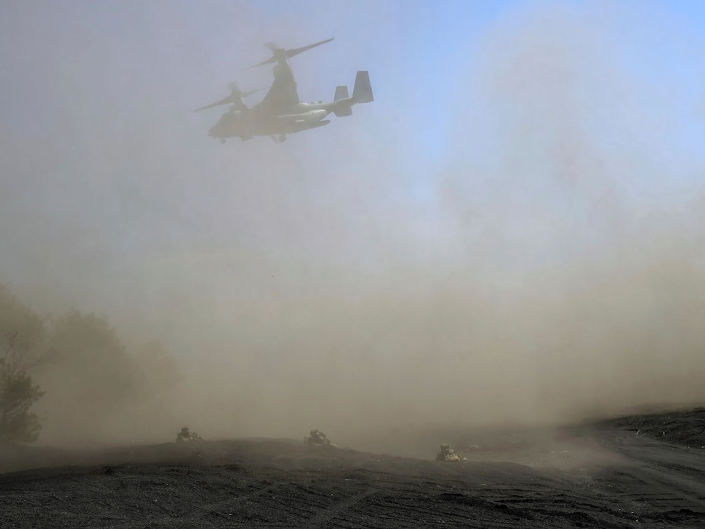 Absturz eines US-Flugzeugs in Norwegen: Ein Kipprotor-Wandelflugzeug des Typs MV-22 Osprey hebt während einer gemeinsamen Militärübung der Japan Ground Self-Defense Force (JGSDF) und der U.S. Marines auf dem Schießplatz Higashi Fuji ab. Unser Bild wurde am 15. März 2022 gemacht.