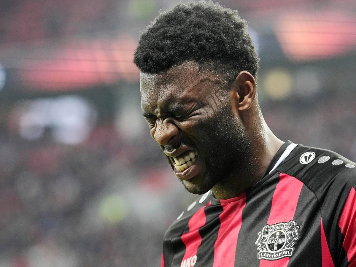 Leverkusens Timothy Fosu-Mensah mit schmerzverzerrtem Gesicht.