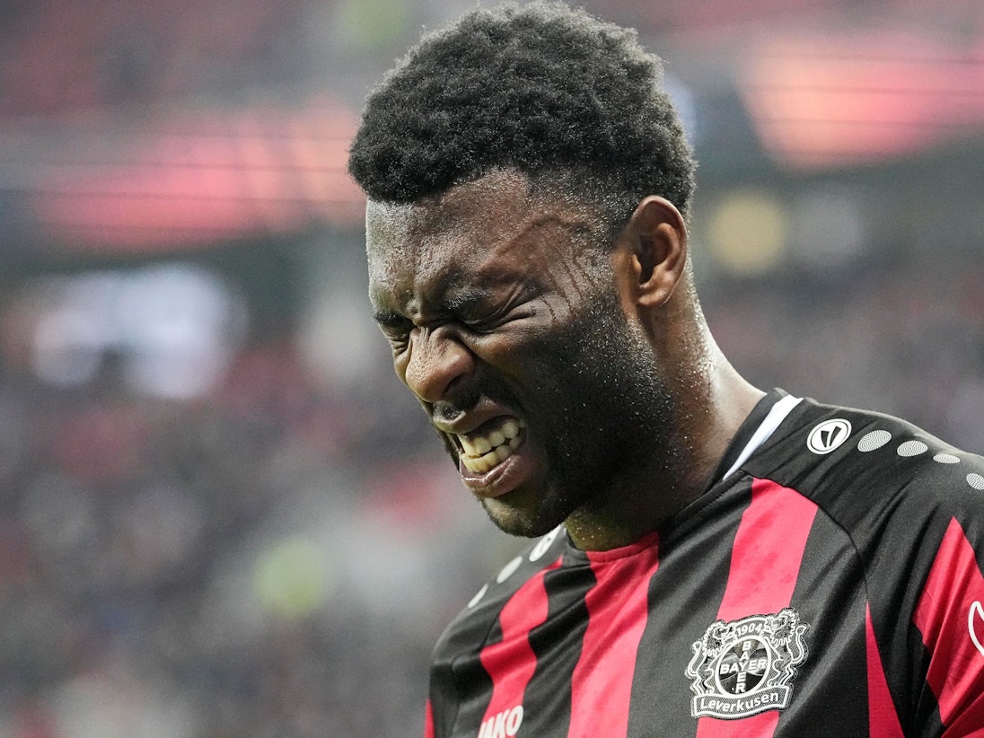 Leverkusens Timothy Fosu-Mensah mit schmerzverzerrtem Gesicht.