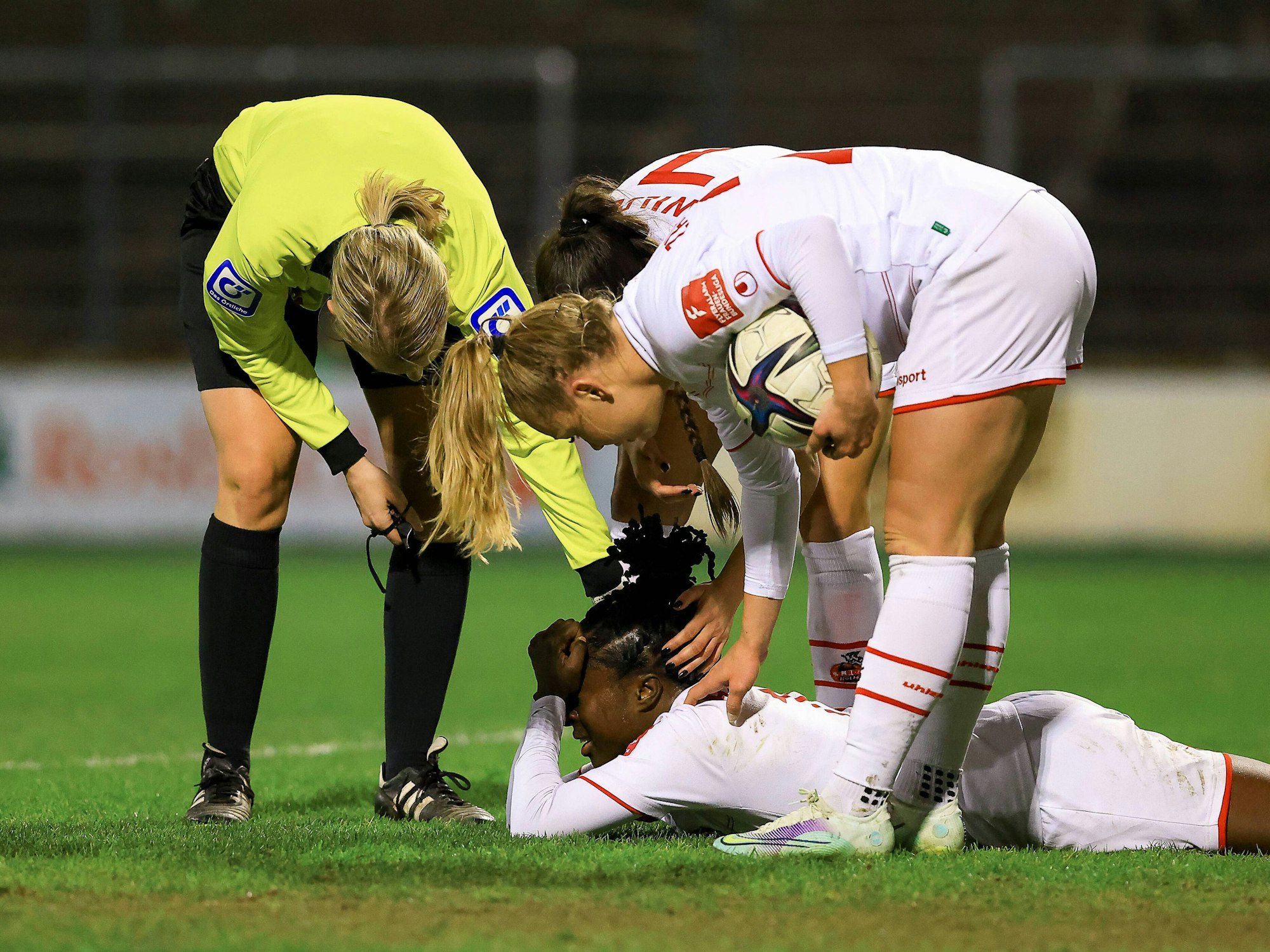 Eunice Beckmann liegt schwer verletzt am Boden.