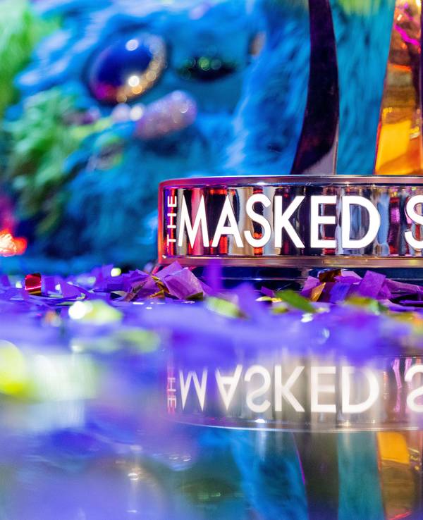 "The Masked Singer" steht am Boden des Siegerpokals der Live-Musikshow.