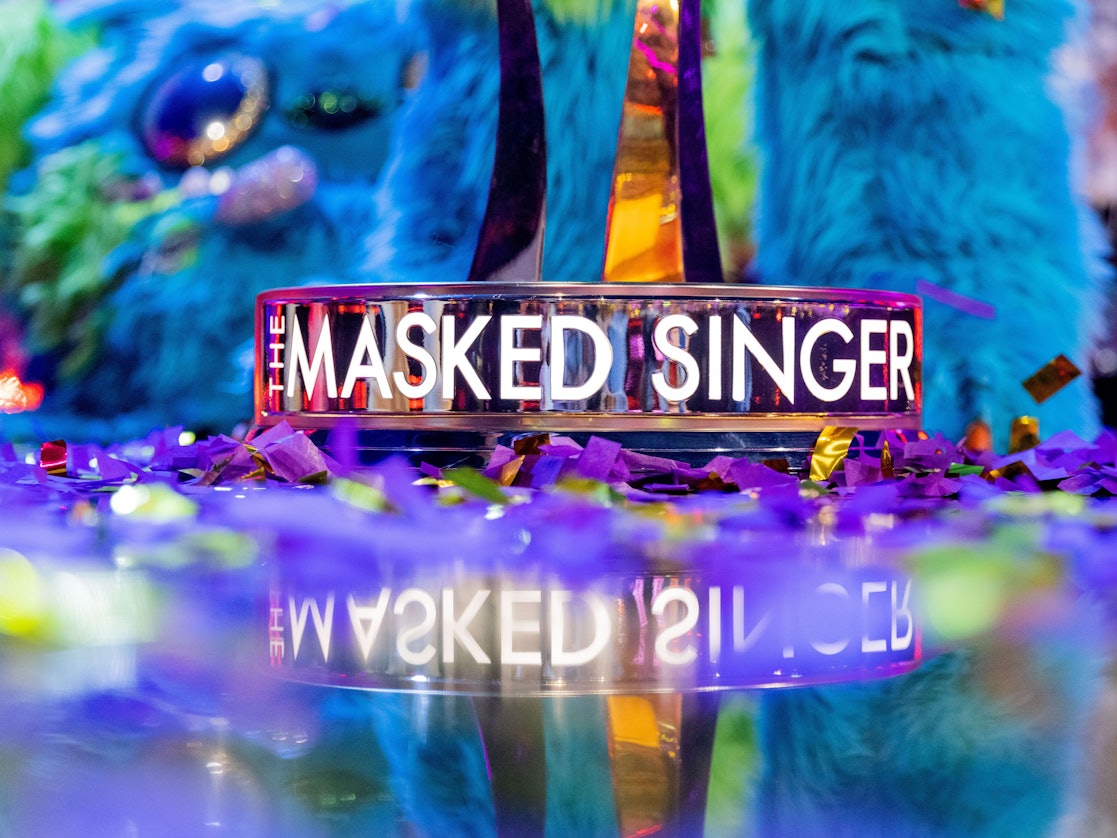 "The Masked Singer" steht am Boden des Siegerpokals der Live-Musikshow.