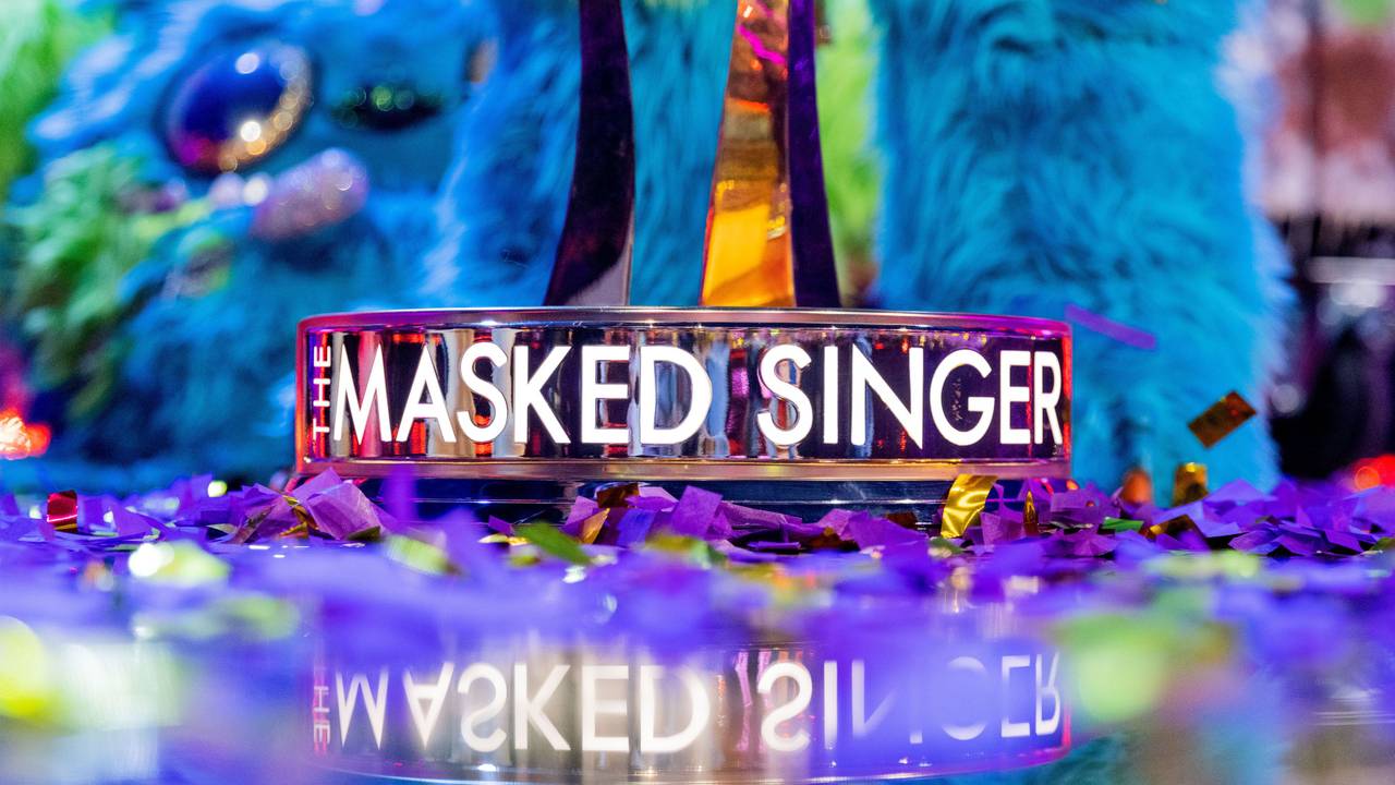 "The Masked Singer" steht am Boden des Siegerpokals der Live-Musikshow.