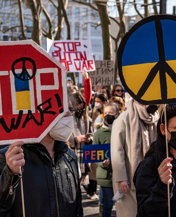 28.02.2022, Köln:
Karneval 2022: Demonstration für den Frieden und gegen den Krieg den Russland (Putin) gegen die Ukraine führt.
Hier: Neumarkt.