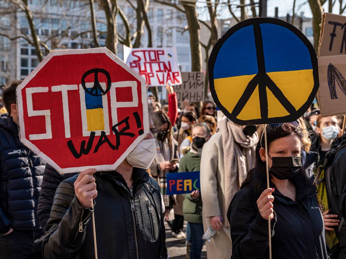 28.02.2022, Köln:
Karneval 2022: Demonstration für den Frieden und gegen den Krieg den Russland (Putin) gegen die Ukraine führt.
Hier: Neumarkt.