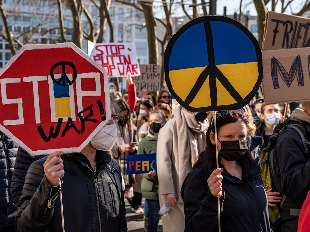 28.02.2022, Köln:
Karneval 2022: Demonstration für den Frieden und gegen den Krieg den Russland (Putin) gegen die Ukraine führt.
Hier: Neumarkt.