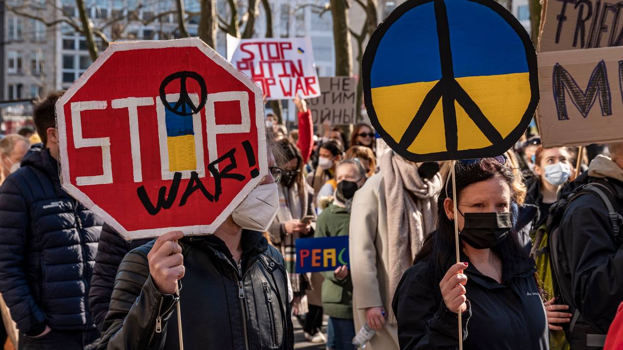 28.02.2022, Köln:
Karneval 2022: Demonstration für den Frieden und gegen den Krieg den Russland (Putin) gegen die Ukraine führt.
Hier: Neumarkt.