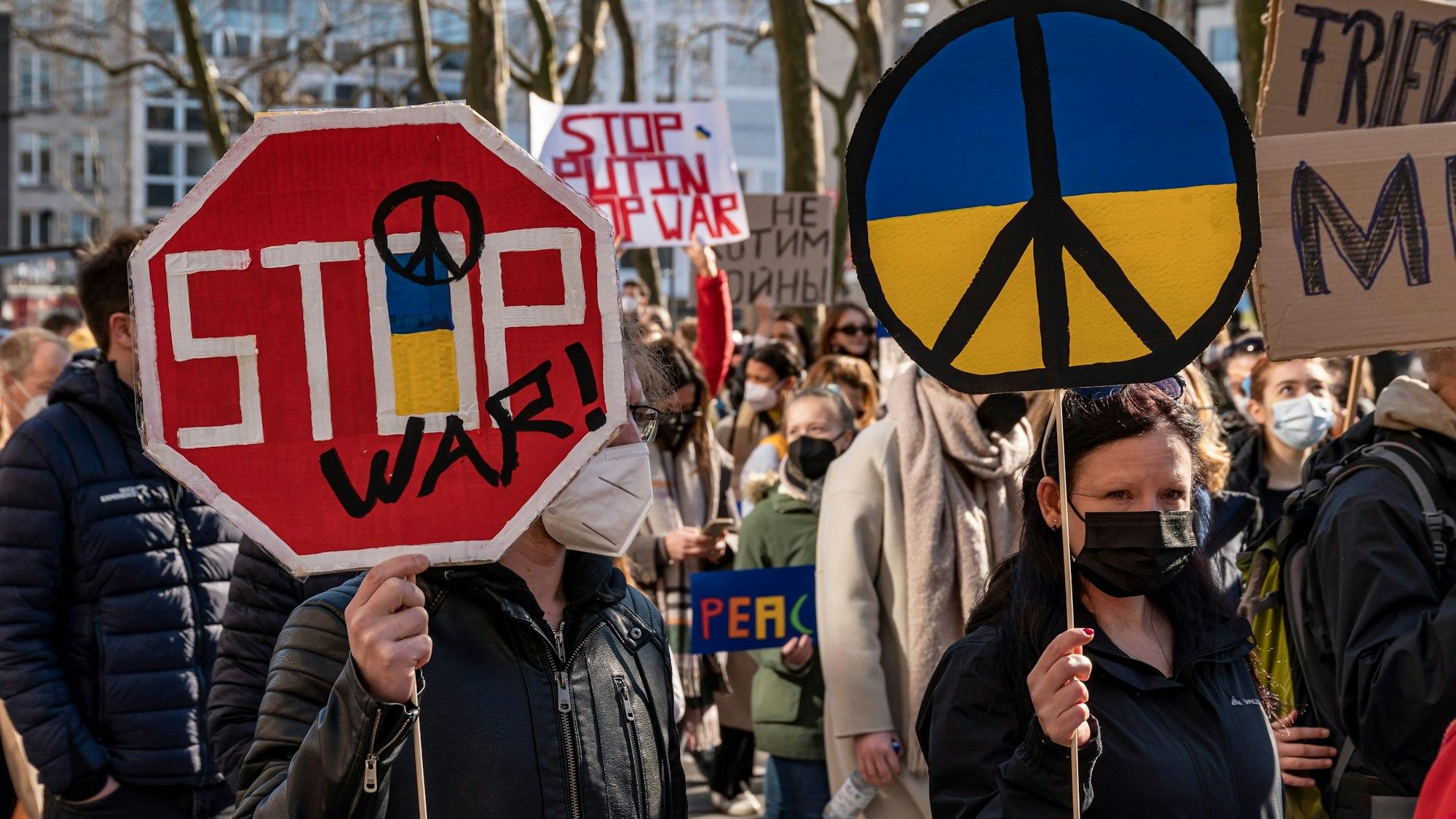 28.02.2022, Köln:
Karneval 2022: Demonstration für den Frieden und gegen den Krieg den Russland (Putin) gegen die Ukraine führt.
Hier: Neumarkt.