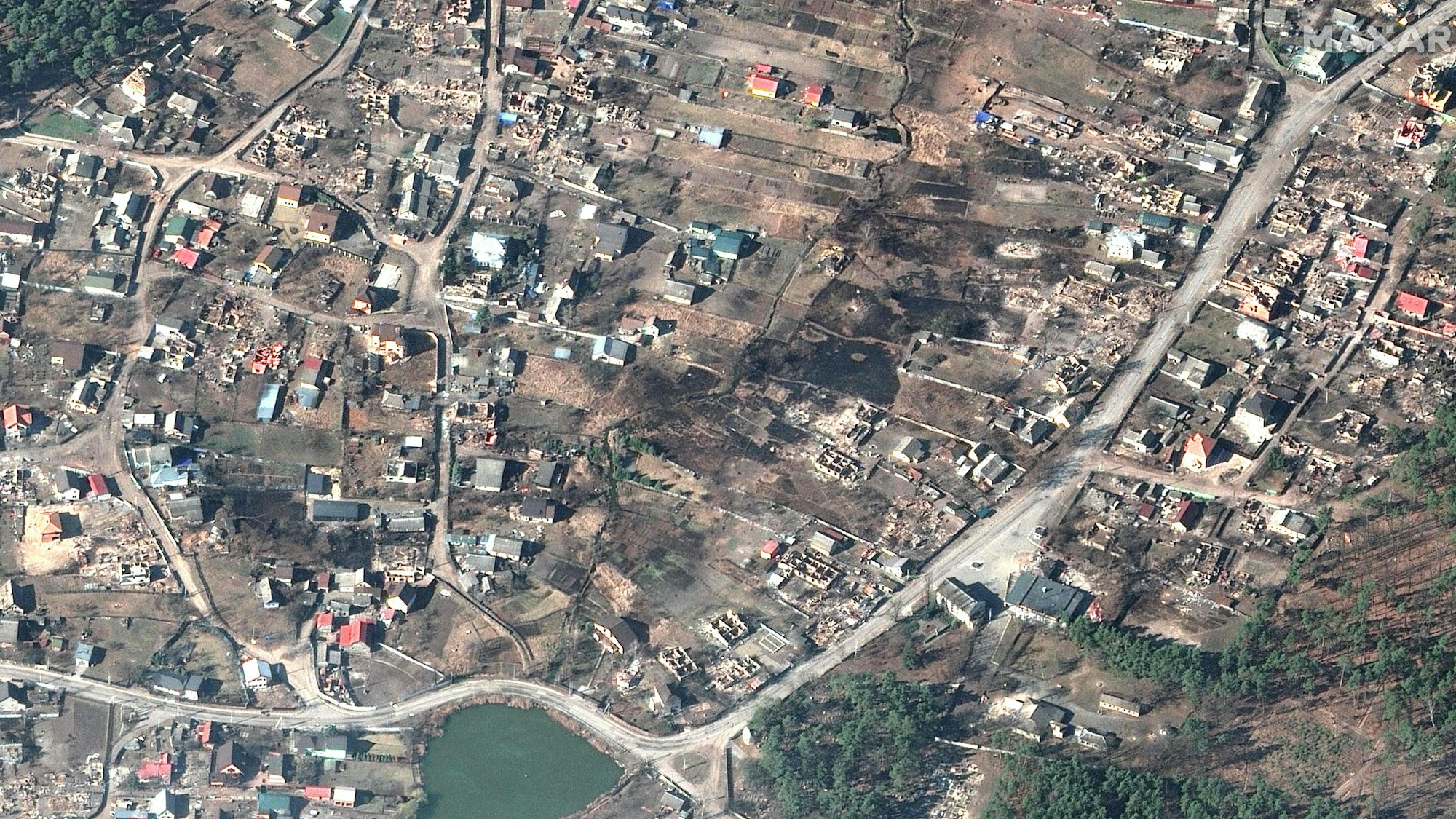 Die schreckliche Taktik der russischen Armee: Große Städte aus der Ferne bombardieren. Das zeigt sich auch im Nordwesten von Kyjiw. Das Maxar-Satellitenbild zeigt mehrere Mehrfamilienhäuser, die durch Artilleriebeschuss zerstört worden sind.