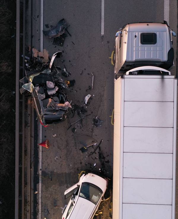 Ein Unfall auf der Autobahn 61 bei Bad Kreuznach am 18. März 2022 aus der Drohnenperspektive. Zur Verfügung gestellt im Presseportal der Polizei am 19. März 2022.