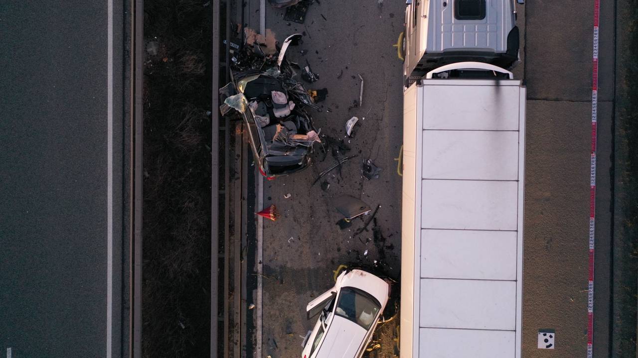 Ein Unfall auf der Autobahn 61 bei Bad Kreuznach am 18. März 2022 aus der Drohnenperspektive. Zur Verfügung gestellt im Presseportal der Polizei am 19. März 2022.