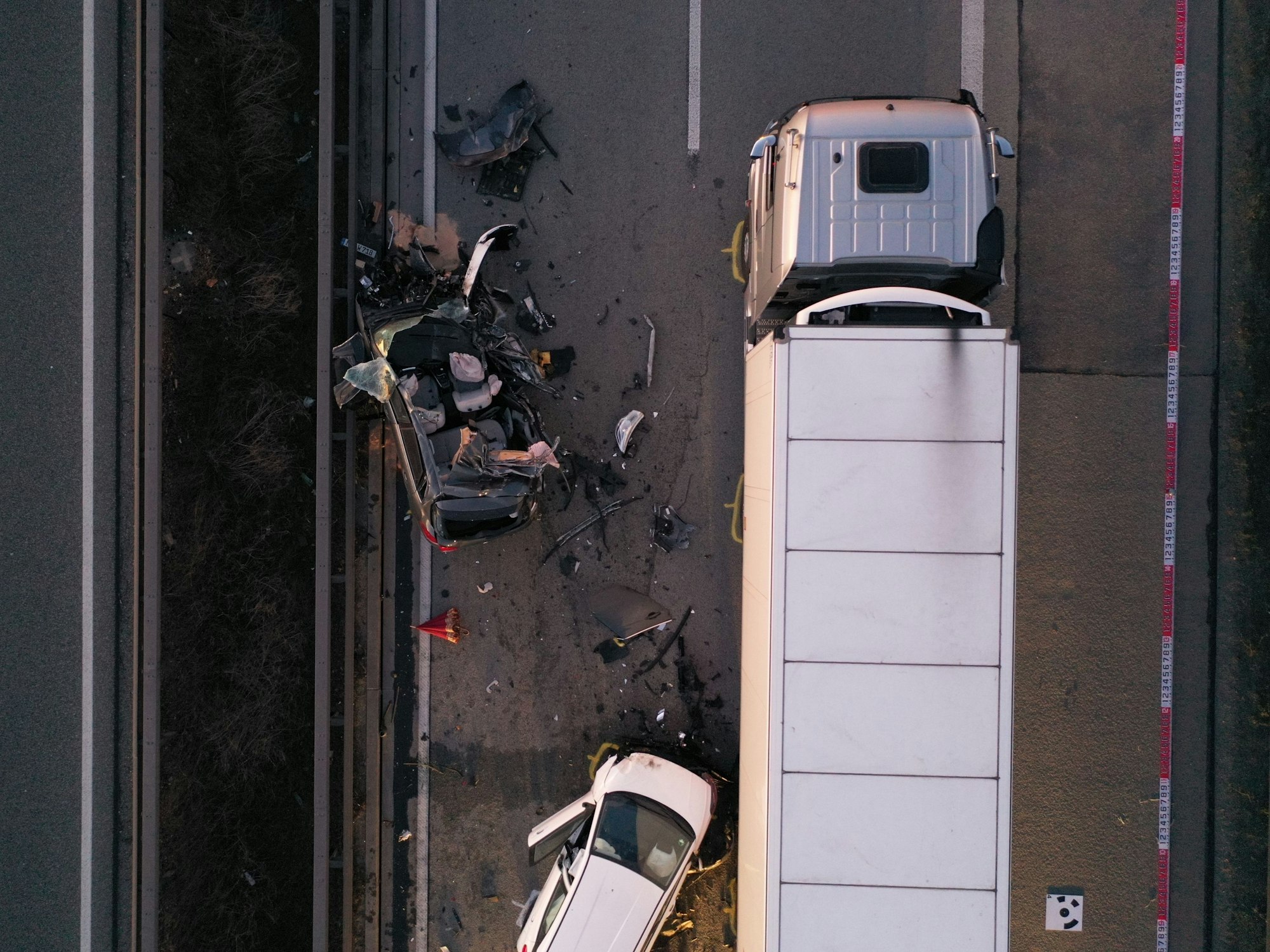 Ein Unfall auf der Autobahn 61 bei Bad Kreuznach am 18. März 2022 aus der Drohnenperspektive. Zur Verfügung gestellt im Presseportal der Polizei am 19. März 2022.