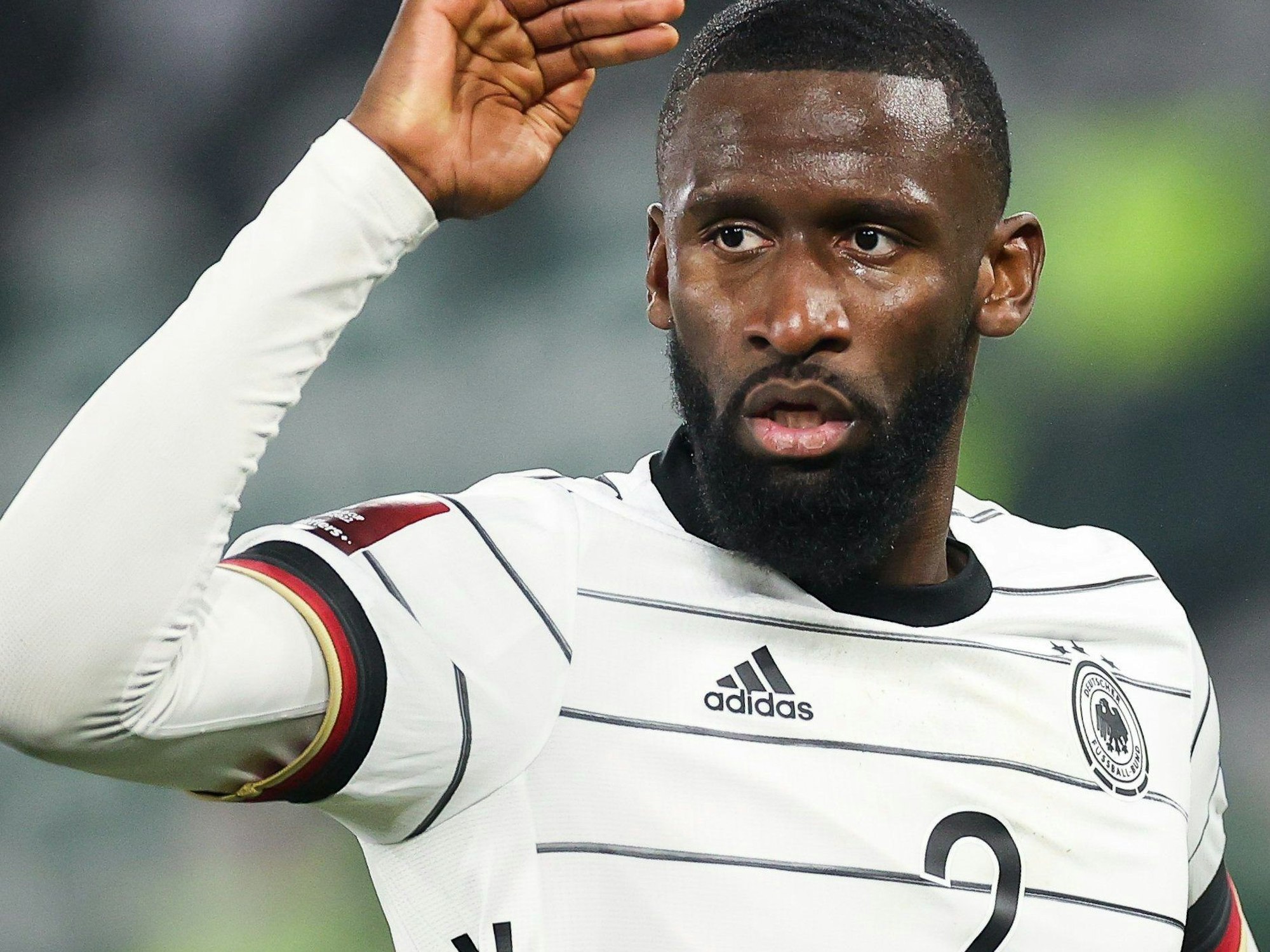 Antonio Rüdiger aus Deutschland gestikuliert auf dem Platz.