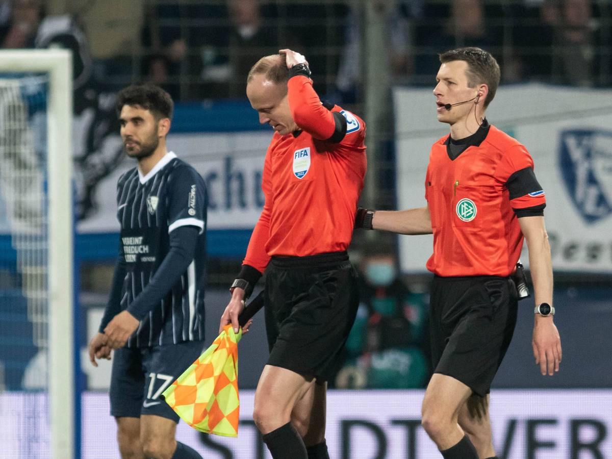 Das Schiedsrichtergespann um Benjamin Cortus (r.) verlässt während des Spiels das Spielfeld, nachdem Schiedsrichterassistent Christian Gittelmann einen Becher an den Kopf bekommen hatte.