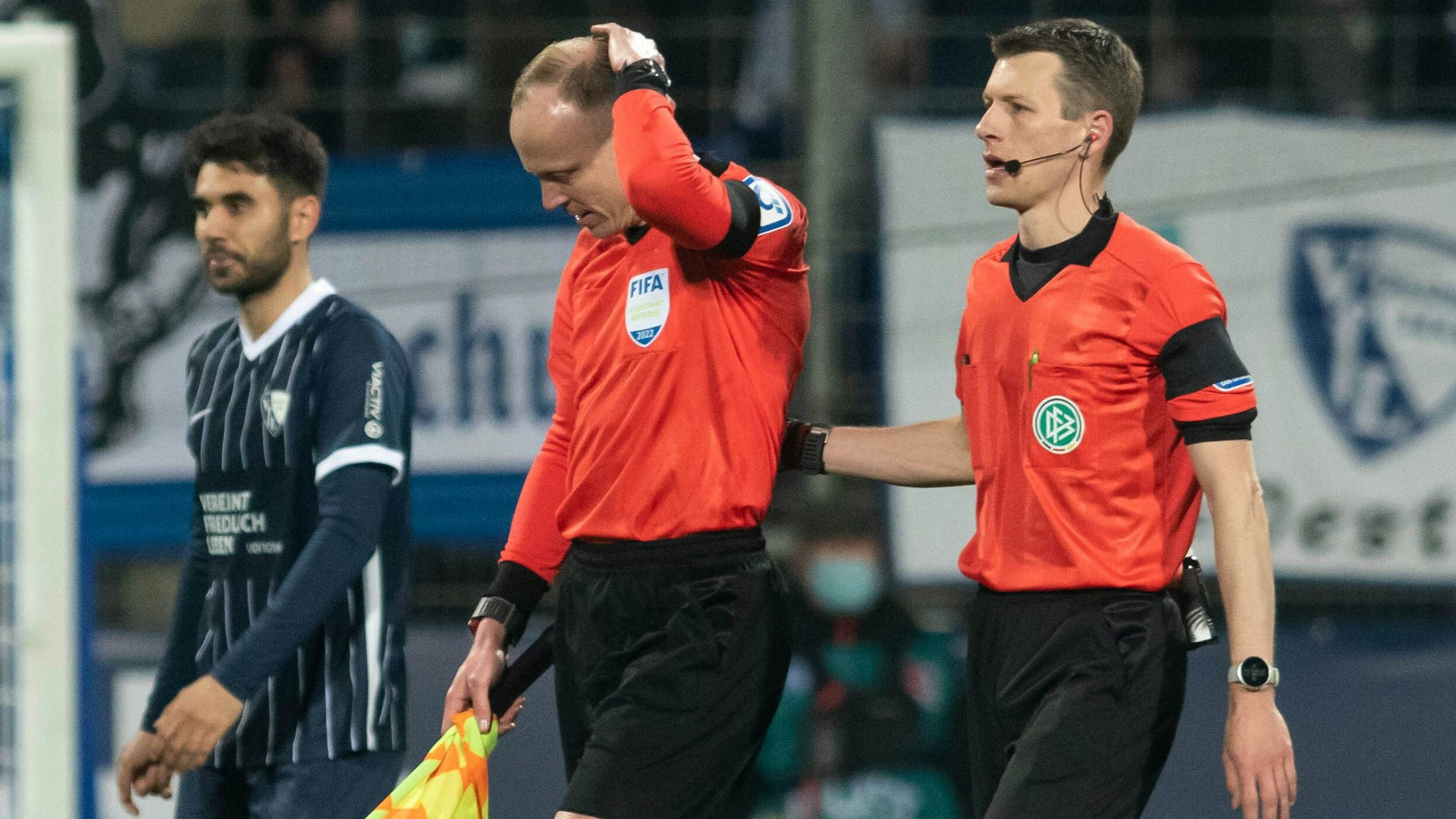Das Schiedsrichtergespann um Benjamin Cortus (r.) verlässt während des Spiels das Spielfeld, nachdem Schiedsrichterassistent Christian Gittelmann einen Becher an den Kopf bekommen hatte.