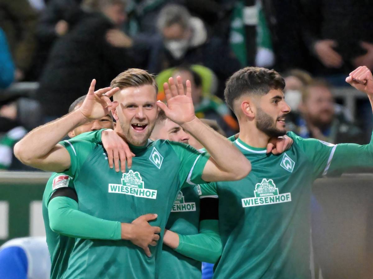 Niklas Füllkrug jubelt mit Eren Dinkci.