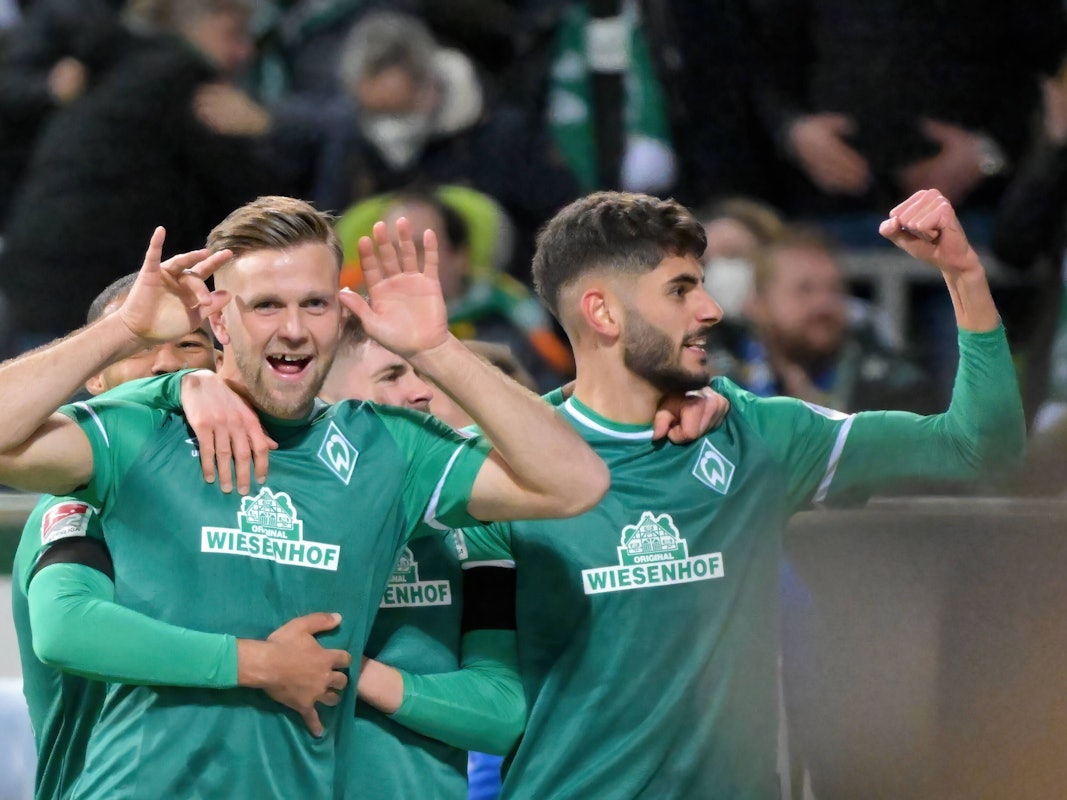 Niklas Füllkrug jubelt mit Eren Dinkci.