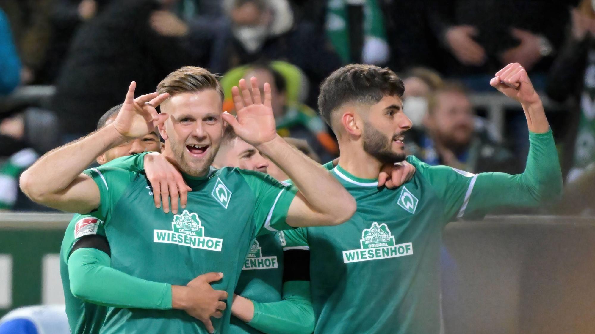 Niklas Füllkrug jubelt mit Eren Dinkci.