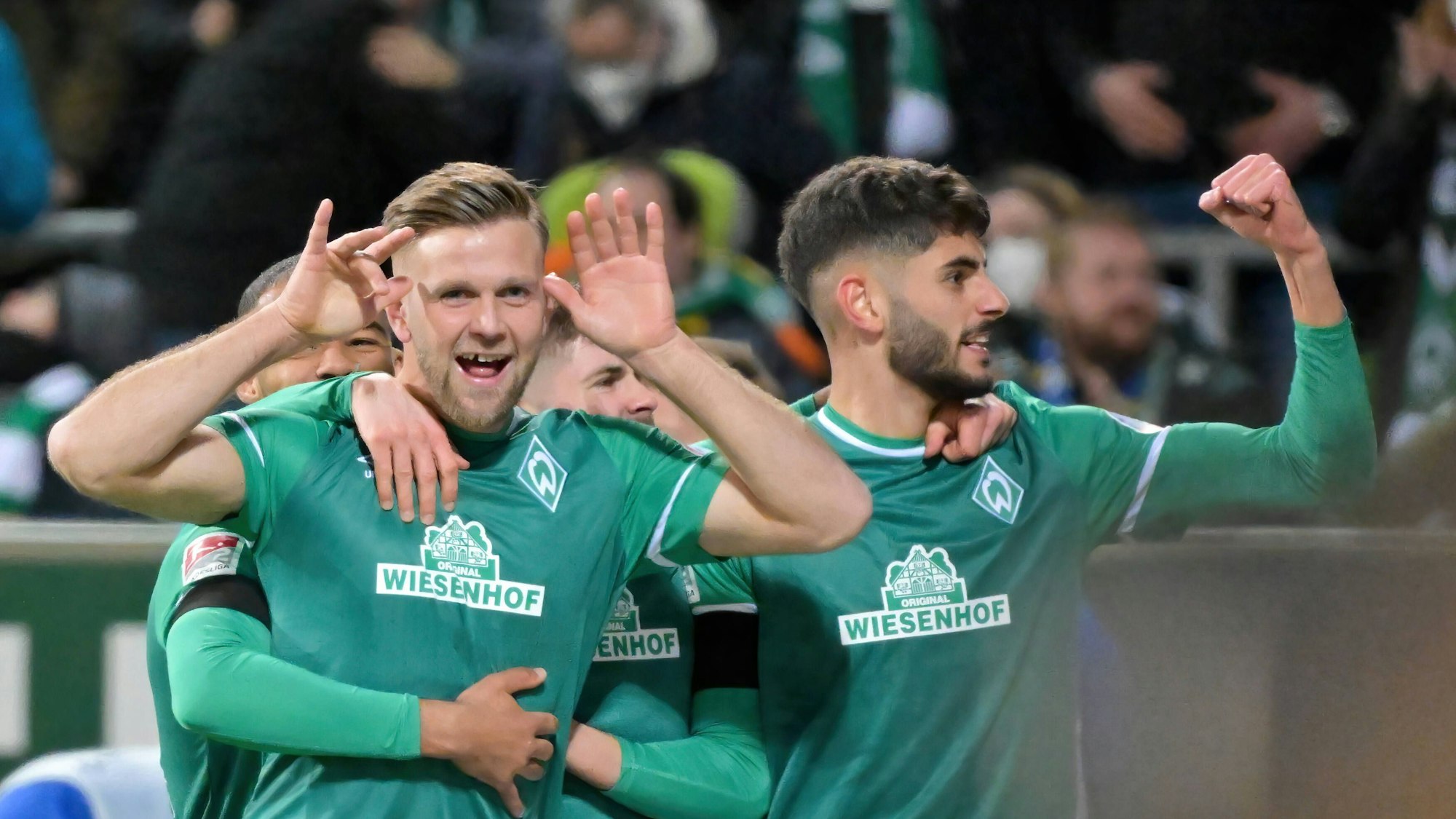 Niklas Füllkrug jubelt mit Eren Dinkci.