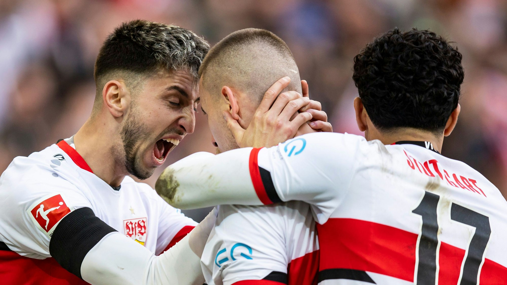 Stuttgarts Waldemar Anton (M.) jubelt nach seinem Tor zum 1:1 mit Stuttgarts Atakan Karazor (l.) und Omar Marmoush.