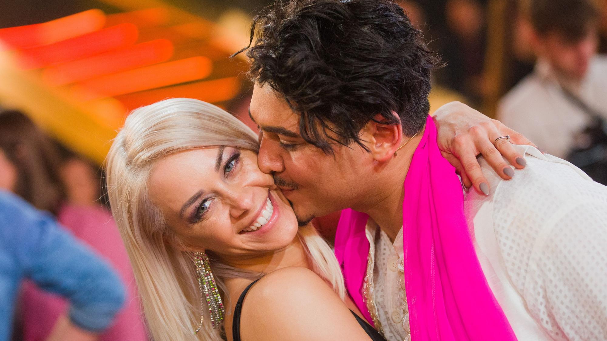 ARCHIV - 18.05.2018, Nordrhein-Westfalen, Köln: Profitänzer Erich Klann und seine Frau, die Profitänzerin Oana Nechiti küssen sich im Anschluss an die RTL-Tanzshow Let's Dance.