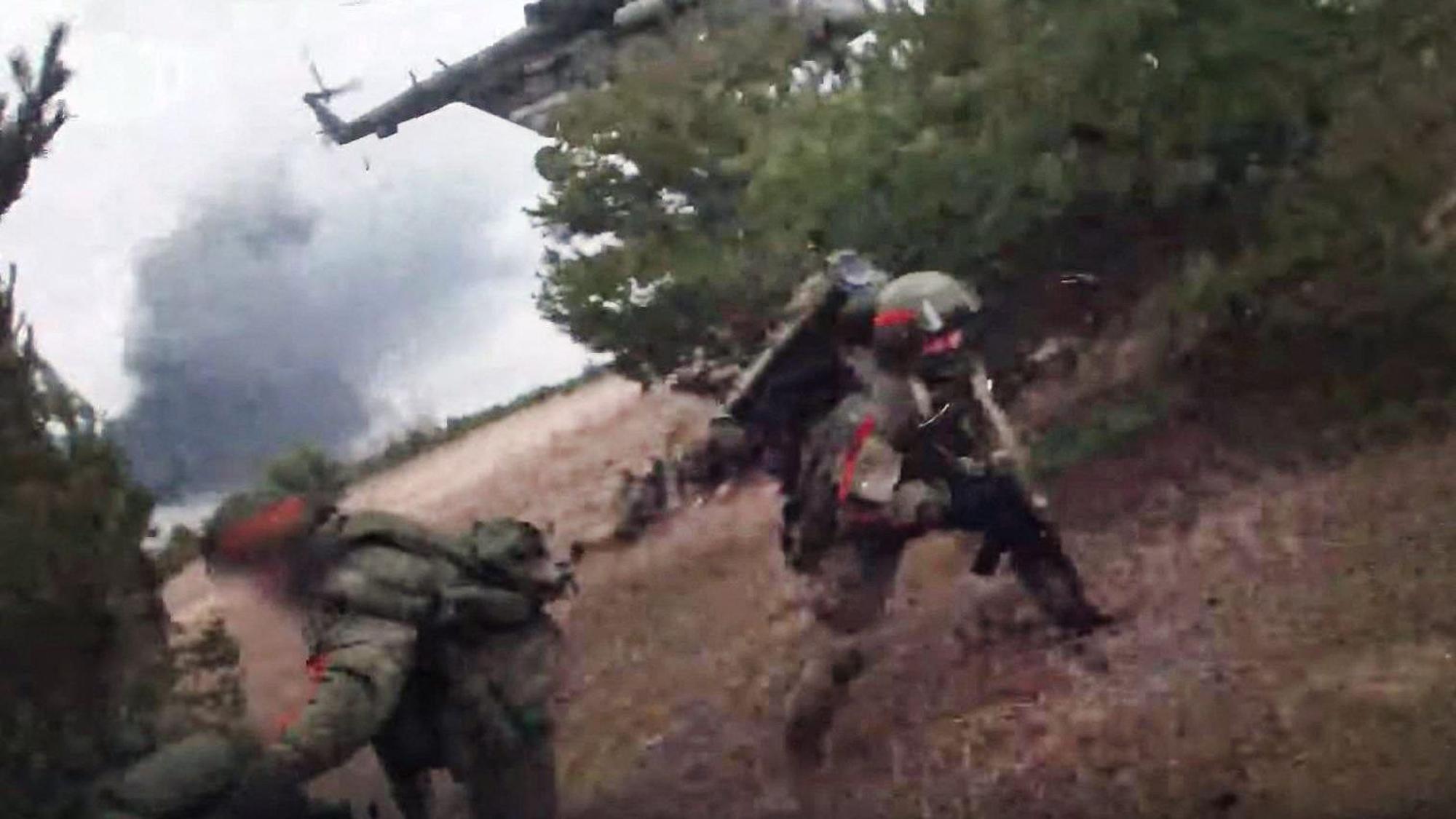 Dieser Ausschnitt aus einem Video wurde vom russischen Verteidigungsministerium am 12. März veröffentlicht und zeigt russische Fallschirmjäger, die angeblich die Kontrolle über einen unbekannten Flugplatz in der Ukraine übernehmen. Ein geheimer Bericht deckt auf, wie die Lage in den Krankenhäusern ist, in welche die verletzten Soldaten eingeliefert werden.
