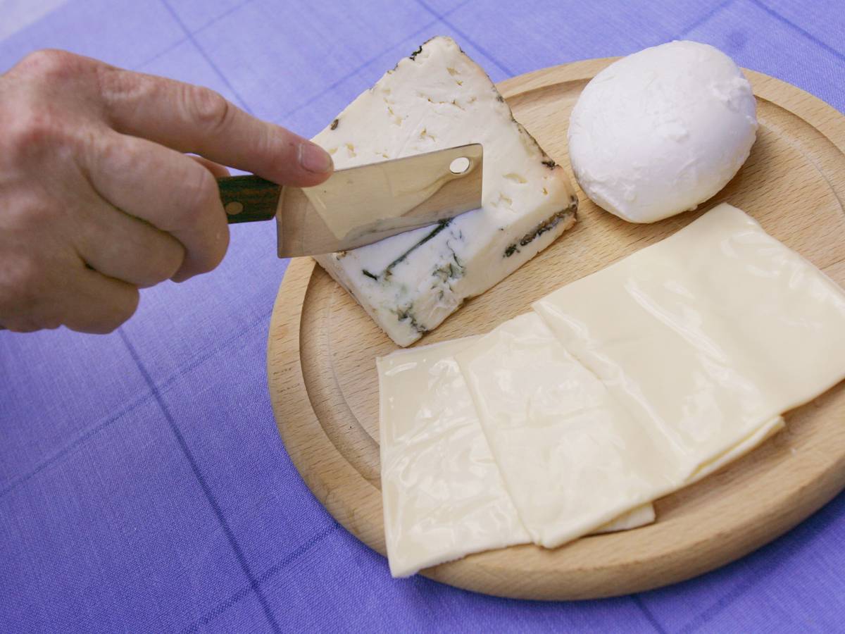 Unser Symbolbild zeigt Ein Stück Gorgonzola, ein Bällchen Mozzarella und drei Scheibletten Käse. Ein Mozzarella wird zurückgerufen, weil scharfkantige Kunststoffstückchen enthalten sein könnten.