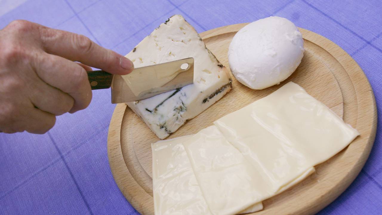 Unser Symbolbild zeigt Ein Stück Gorgonzola, ein Bällchen Mozzarella und drei Scheibletten Käse. Ein Mozzarella wird zurückgerufen, weil scharfkantige Kunststoffstückchen enthalten sein könnten.