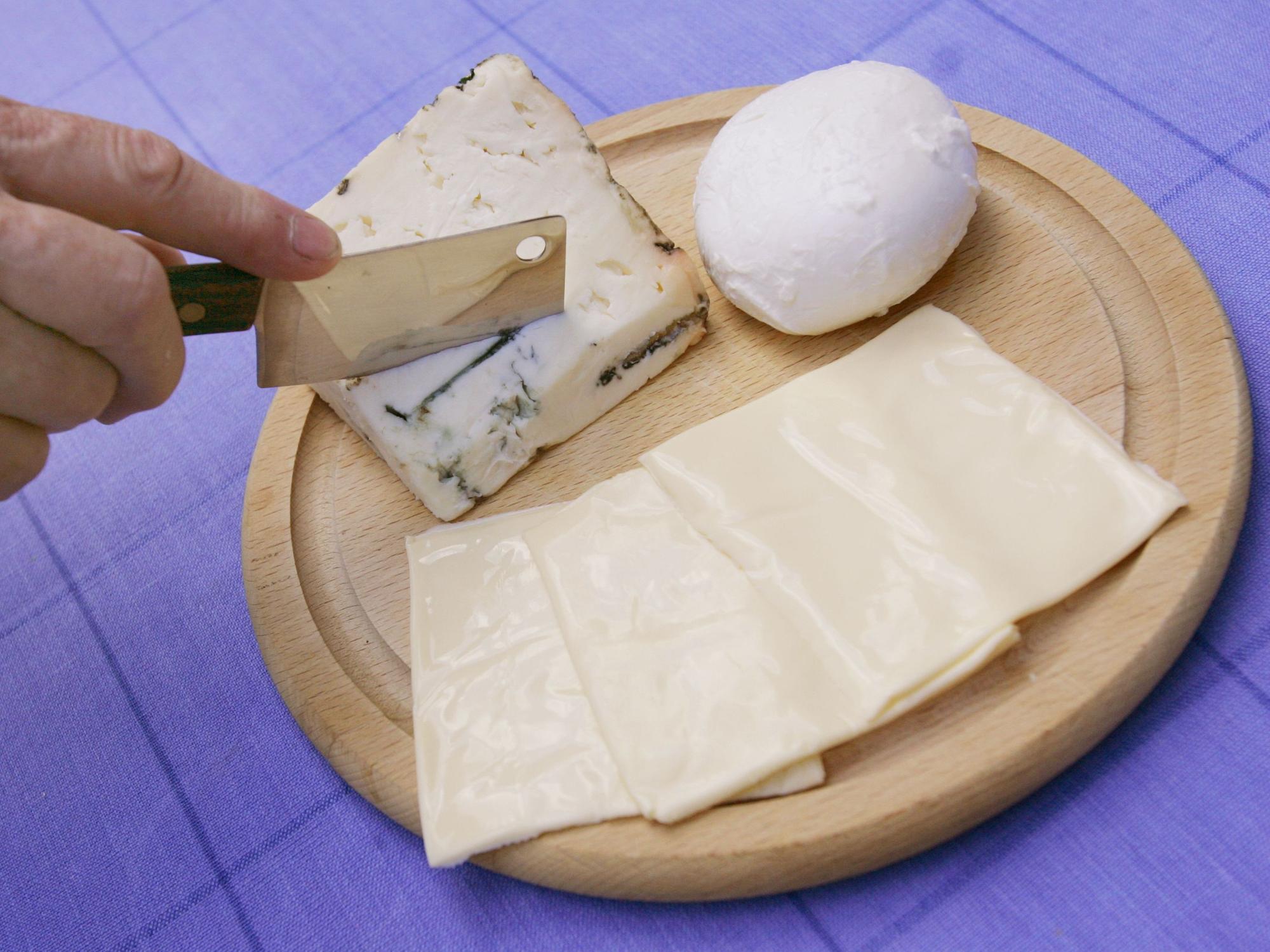Unser Symbolbild zeigt Ein Stück Gorgonzola, ein Bällchen Mozzarella und drei Scheibletten Käse. Ein Mozzarella wird zurückgerufen, weil scharfkantige Kunststoffstückchen enthalten sein könnten.