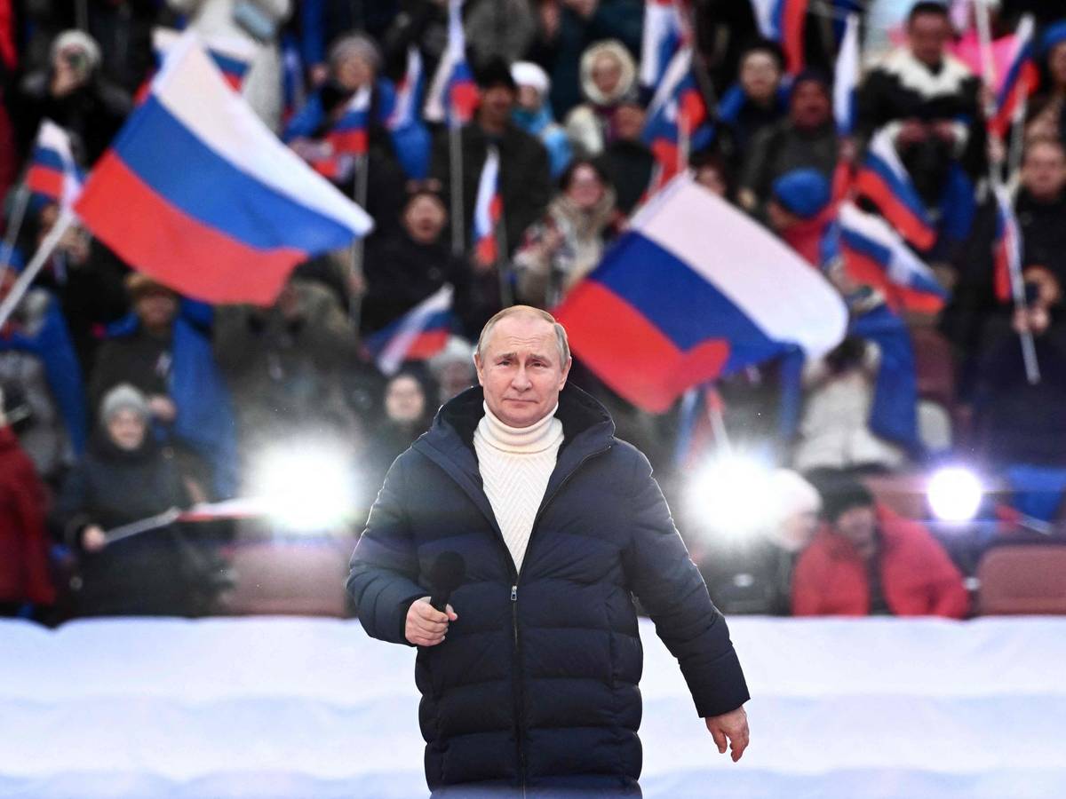 Der russische Präsident Wladimir Putin lässt sich am 18. März im Olympiastadion in Moskau von seinen Anhängern feiern.