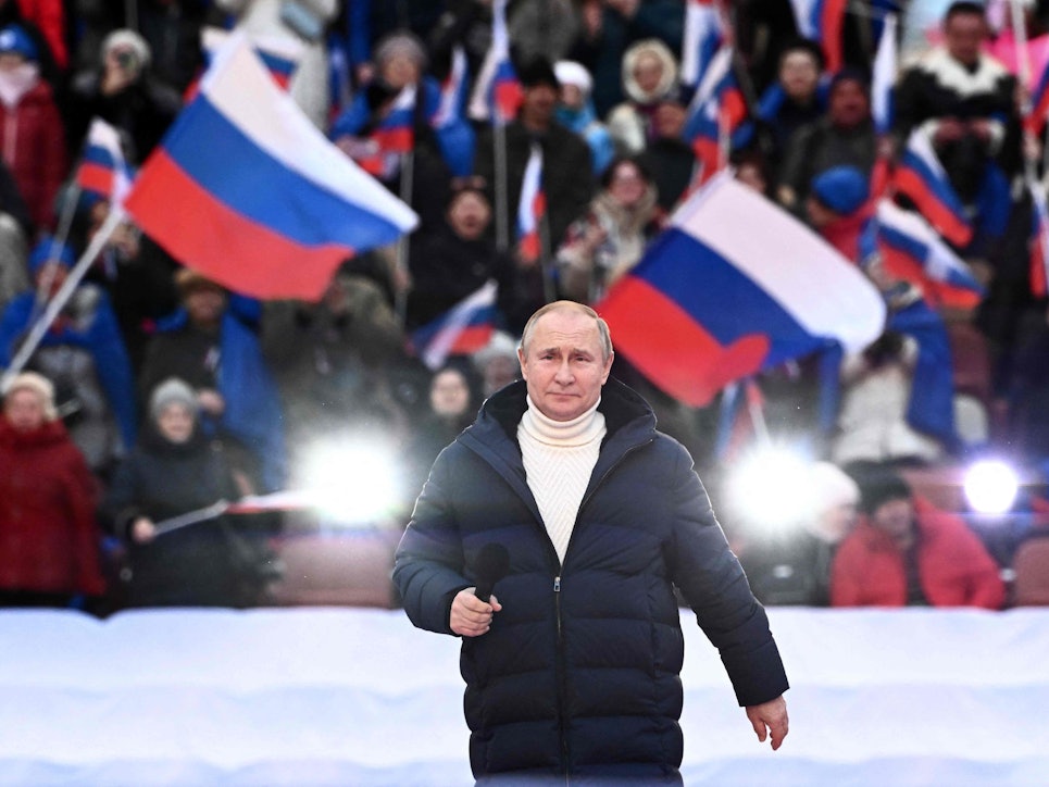 Der russische Präsident Wladimir Putin lässt sich am 18. März im Olympiastadion in Moskau von seinen Anhängern feiern.