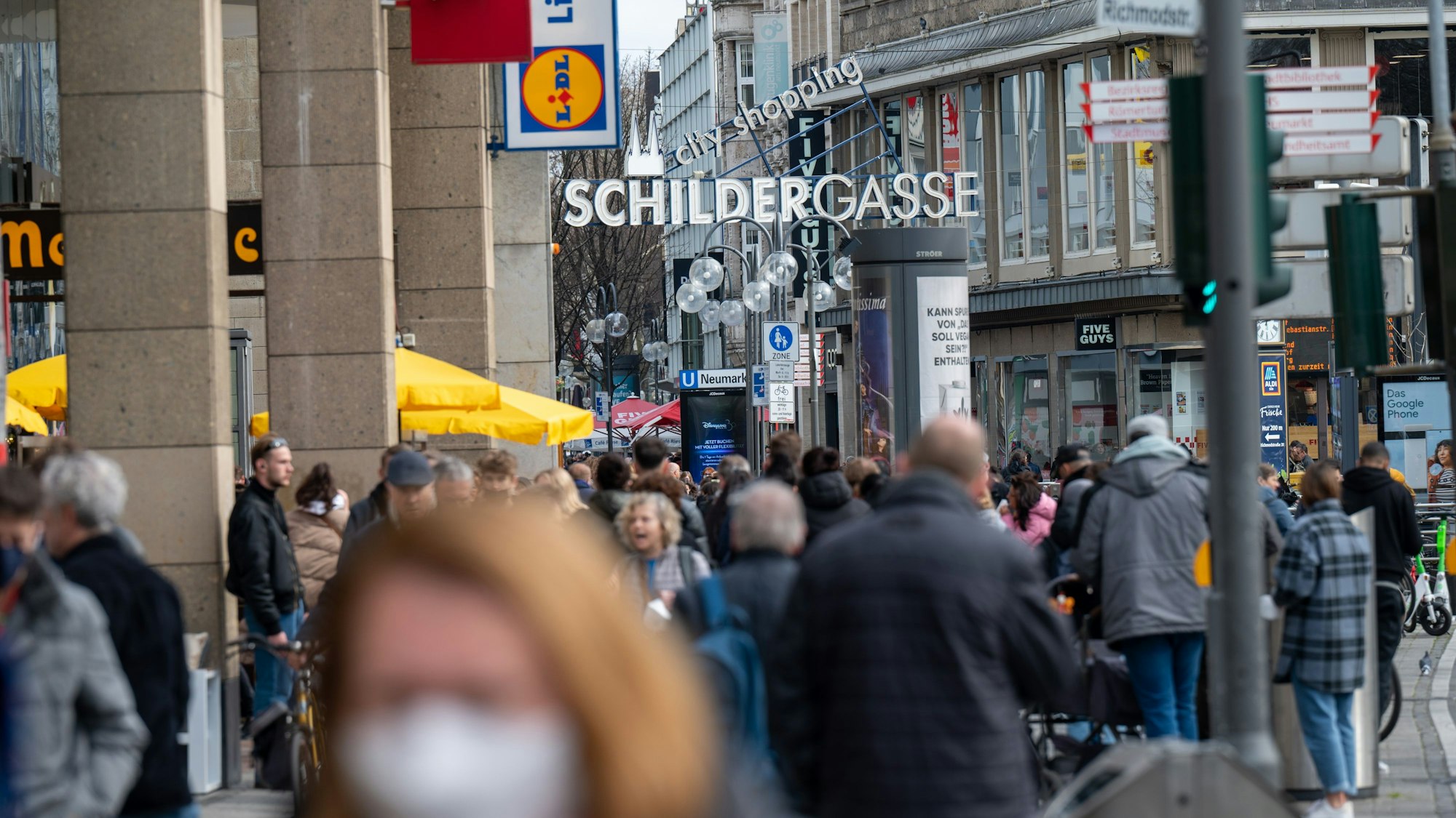 Köln: Die Schildergasse ist voller Menschen. Viele genießen das frühlingshafte Wetter im Freien.