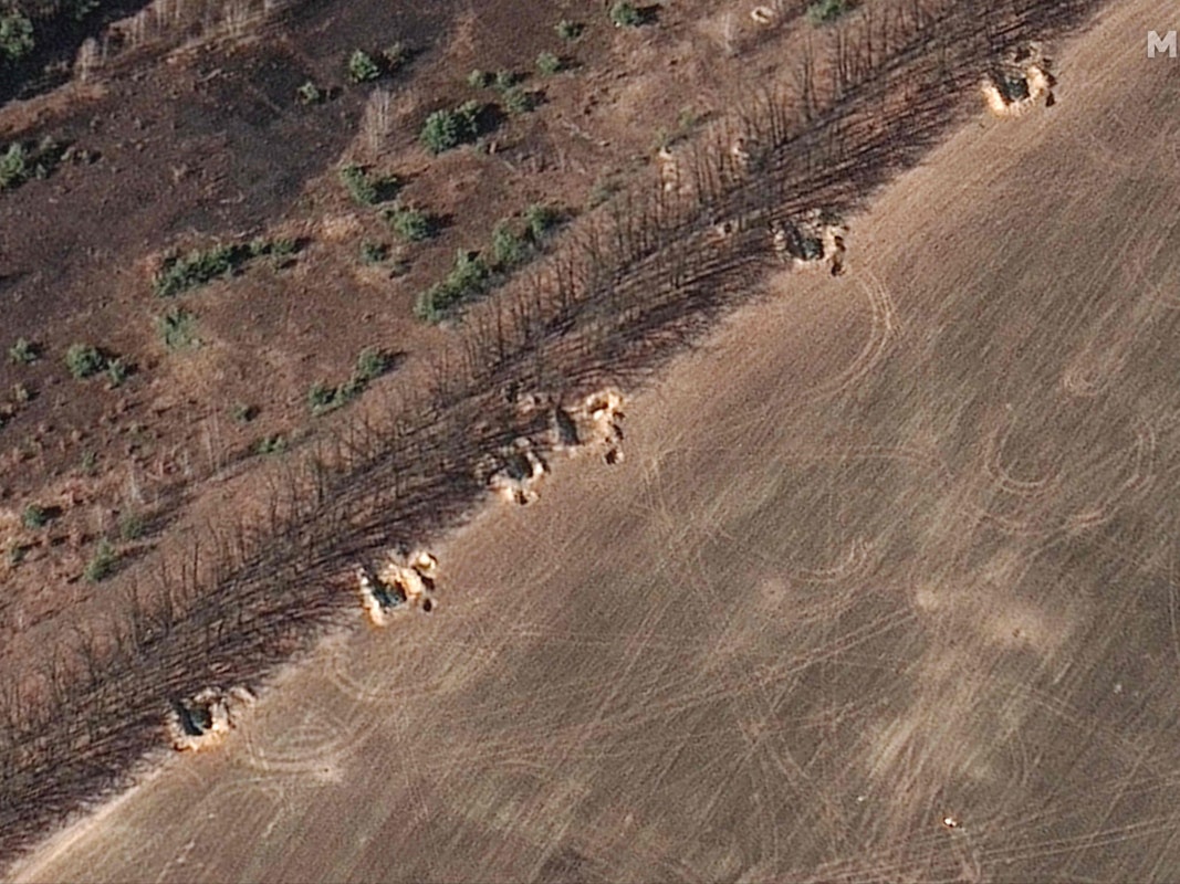 Dieses Handout-Bild, das am 17. März 2022 aufgenommen und am 18. März vom Maxar veröffentlicht wurde, zeigt russische Stellungen nordwestlich von Kiew, die sich hinter Erdwällen verschanzt haben.