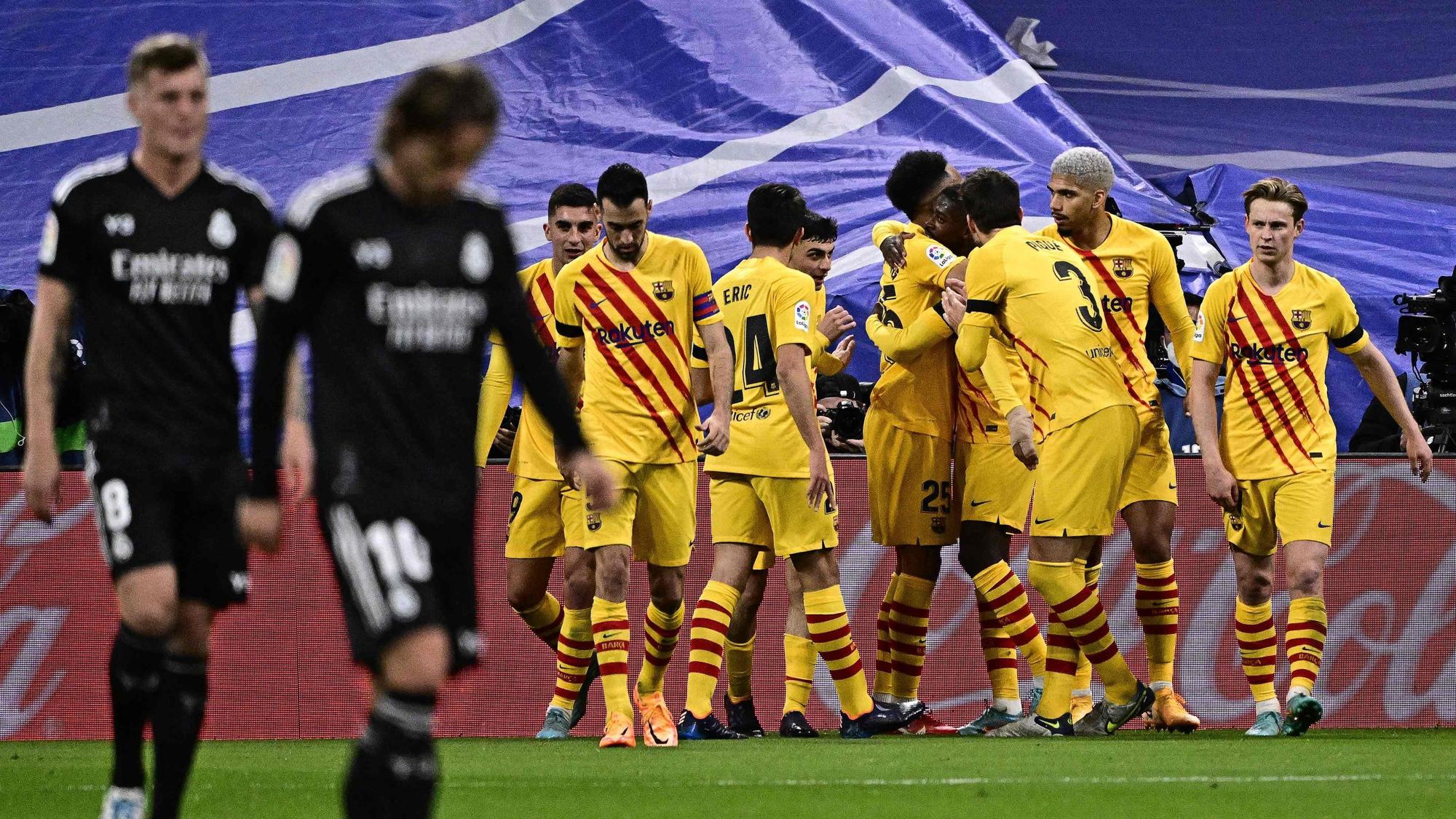 Die Spieler des FC Barcelona jubeln, im Vordergrund laufen Toni Kroos und Luka Modric