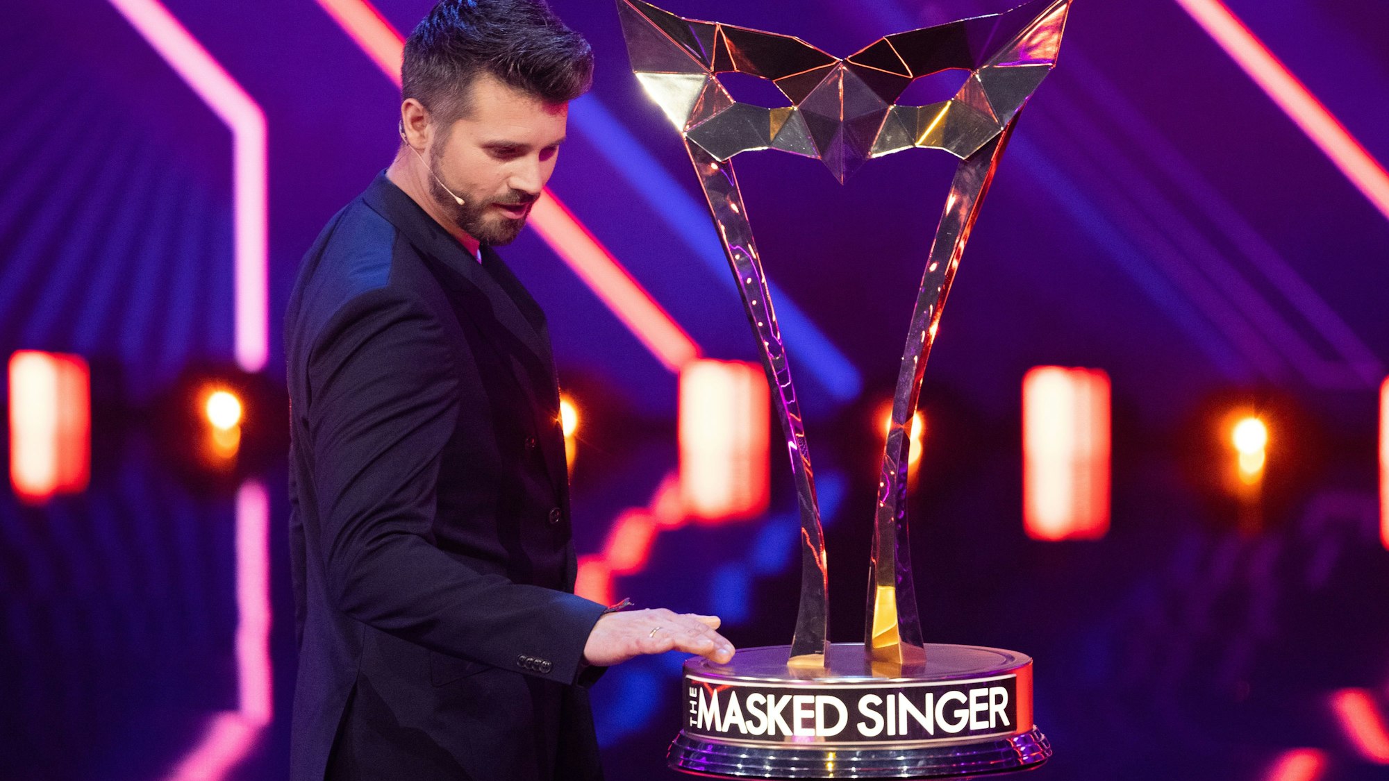 Thore Schölermann, Moderator, steht in der Prosieben-Show "The Masked Singer" auf der Bühne.